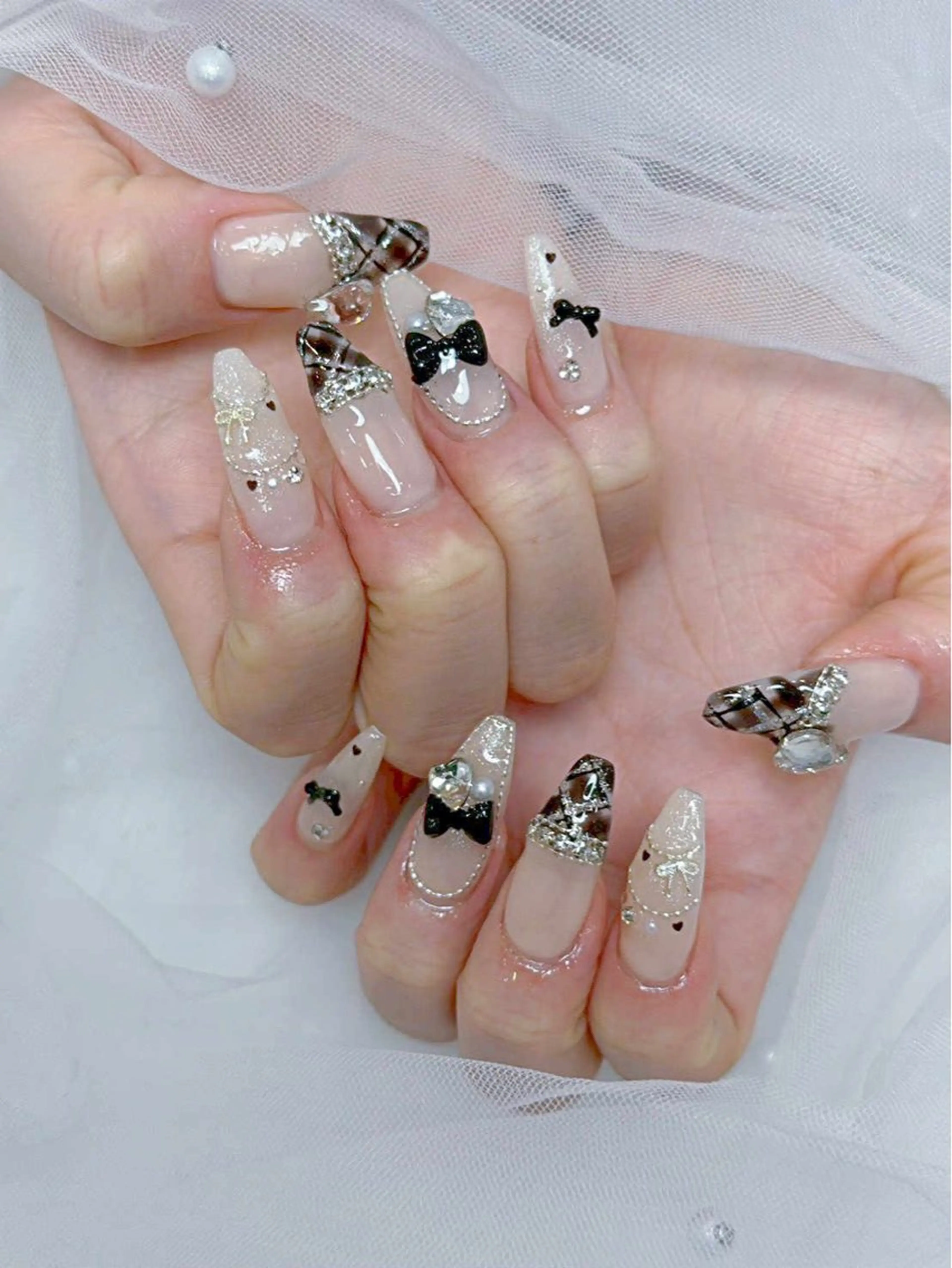 ネイル アートネイル オーロラネイル チークネイル 長さ出し フットネイル ハンドネイル ハンドケア Mio_ Noiranailのネイルデザイン