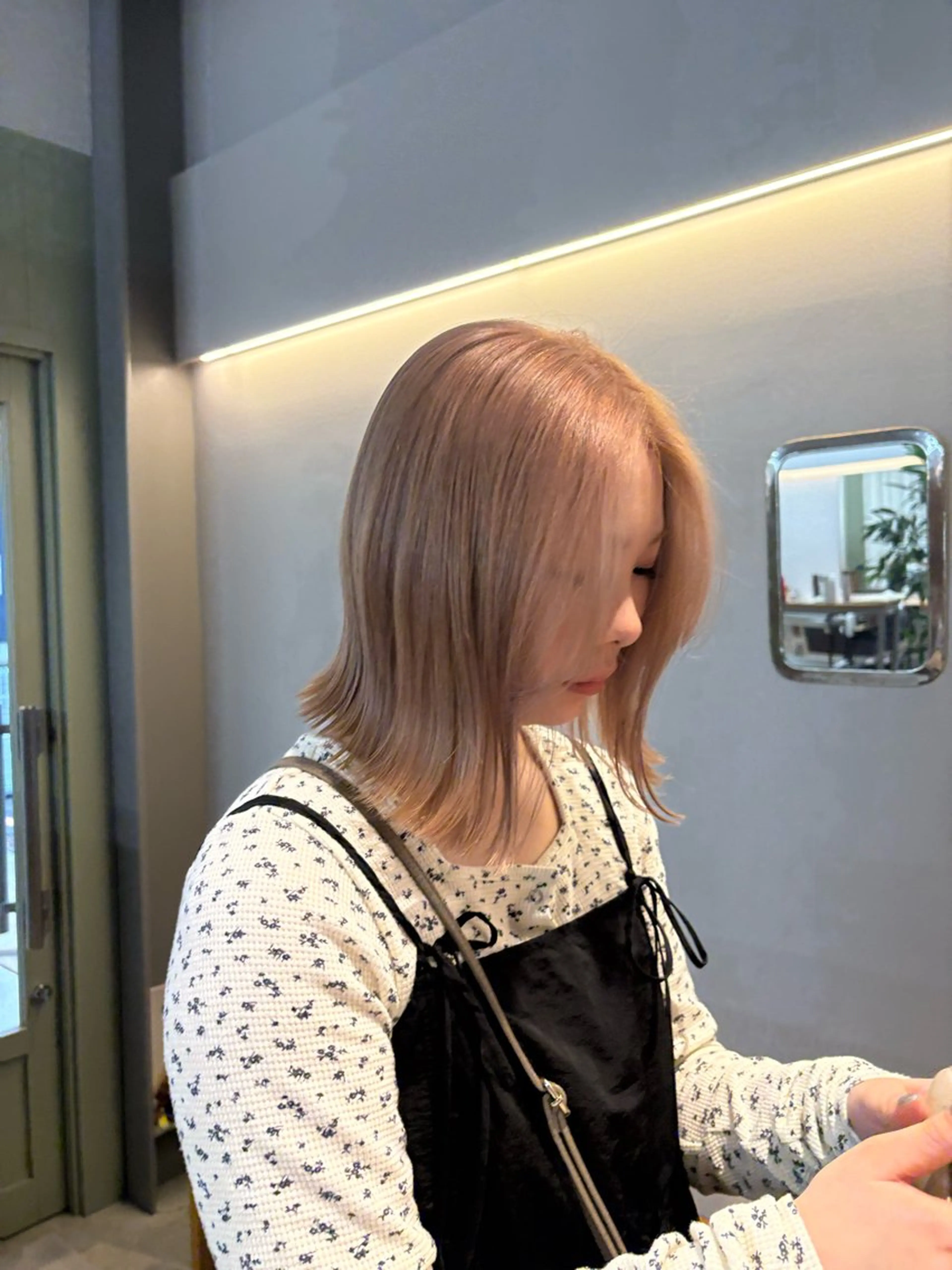 ミディアム カラー ベージュカラー ブリーチ ミルクティーベージュ 上野 桜果のヘアスタイル