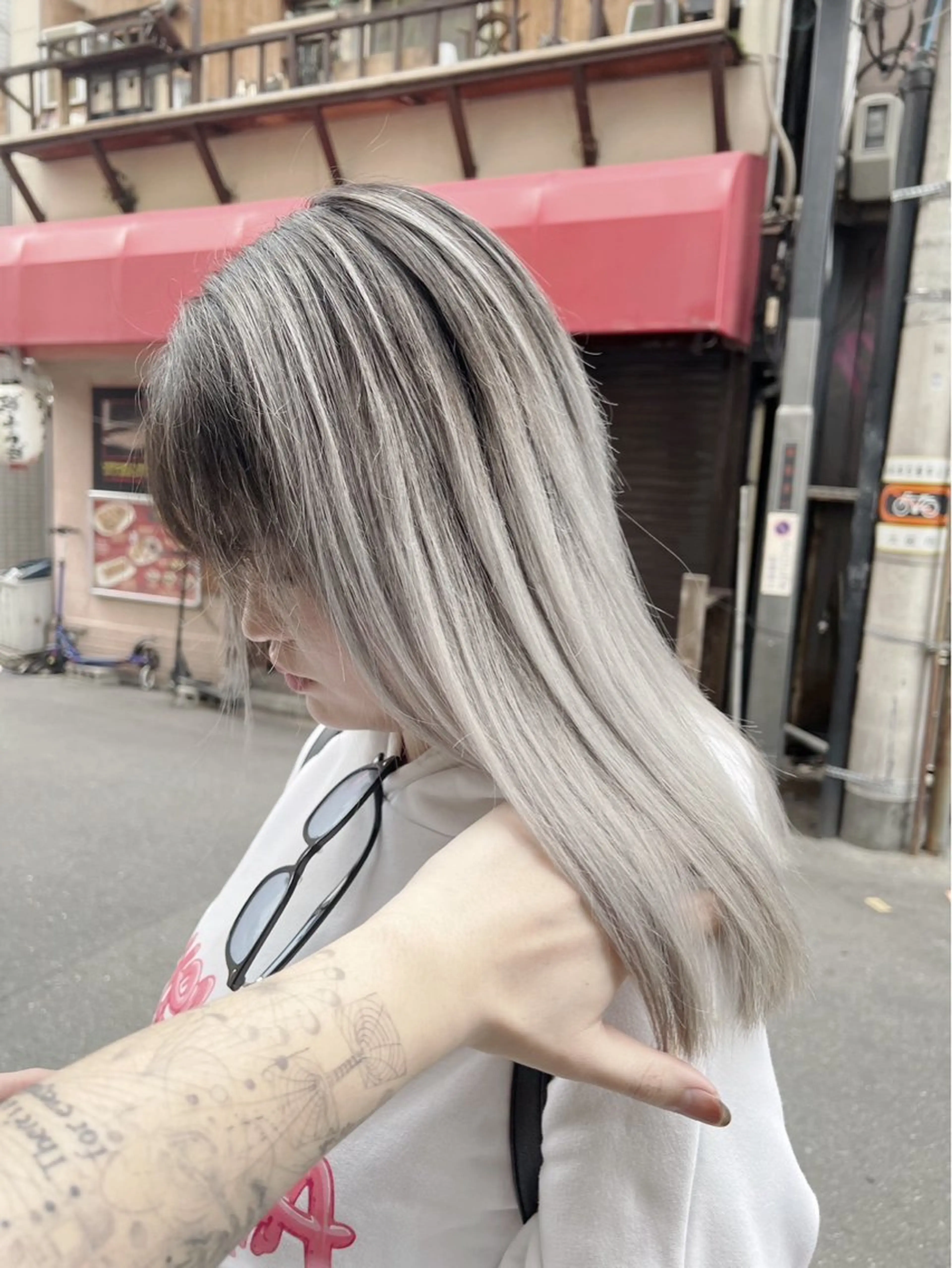 セミロング カラー バレイヤージュ シルバー ホワイトシルバー レイヤーカット ヘアカラー トリートメント 指名数No.1 /NAOYAのヘアスタイル