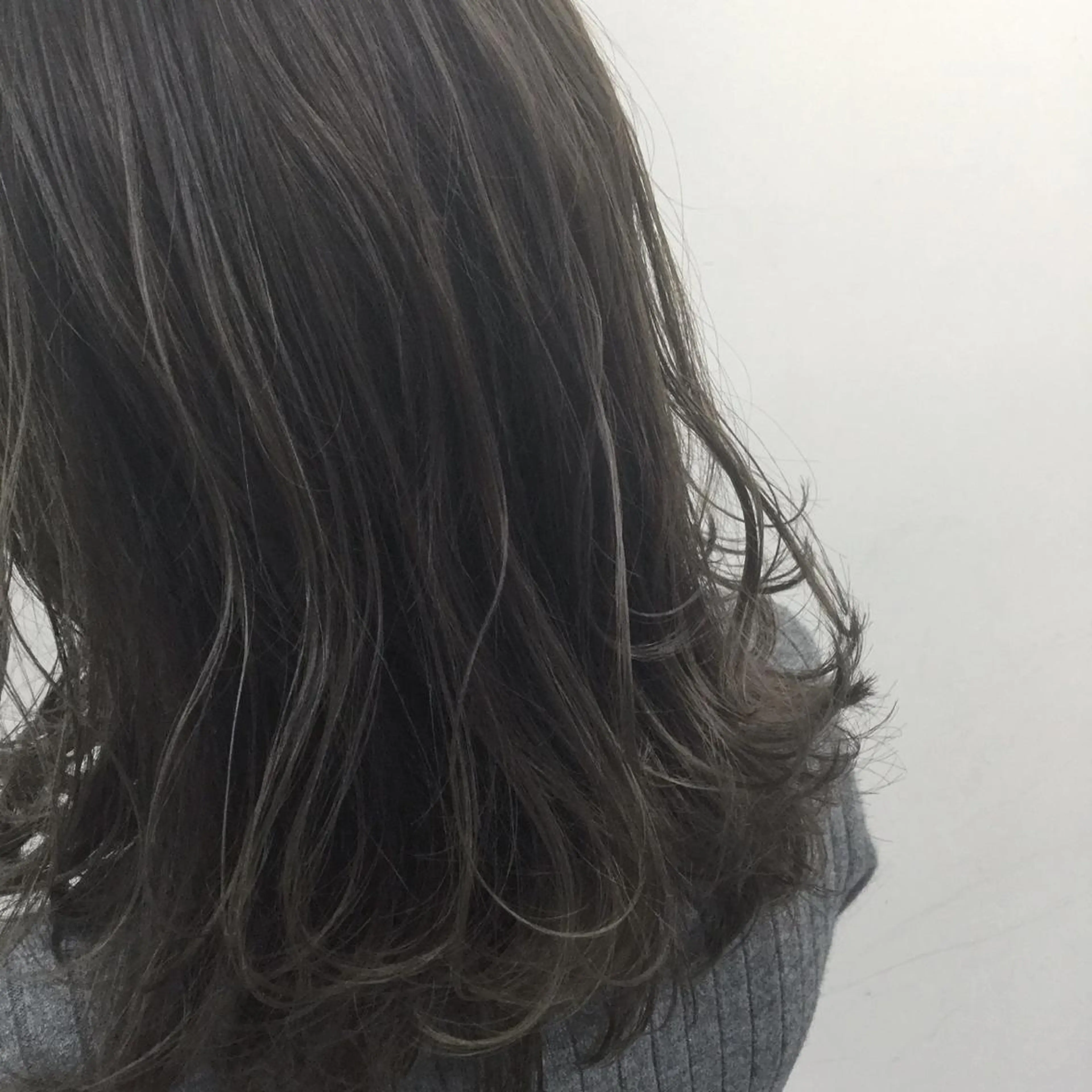 ミディアム カラー ヘアアレンジ ブルーカラー ブルージュ グレージュ カット ヘアカラー トリートメント ニシオカ タクヤのヘアスタイル
