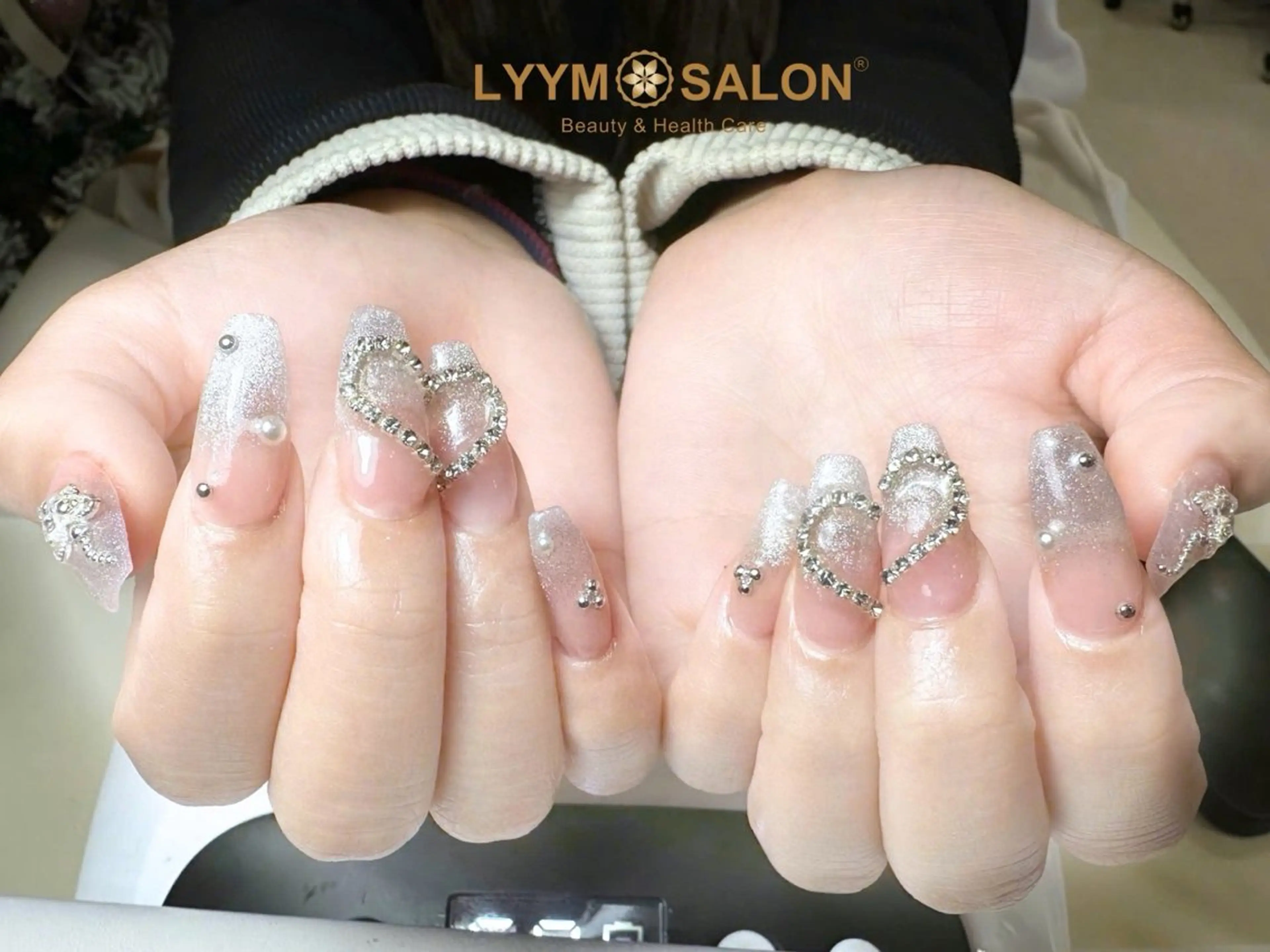 ネイル 長さ出し ラメ(グリッター) シルバー ハンドネイル LYYM Salonのネイルデザイン