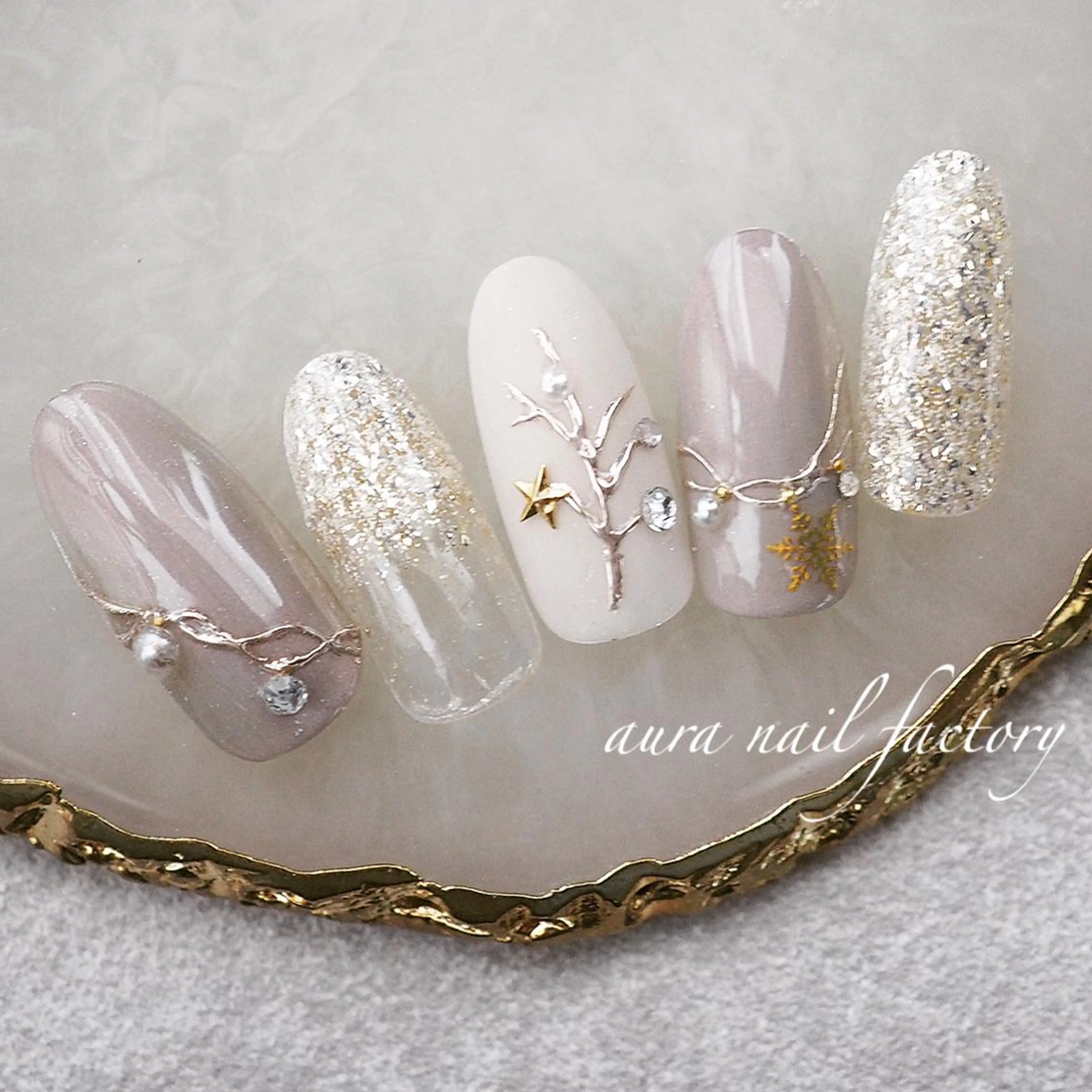 ミディアム カラー ネイル クリスマス ニュアンスネイル 赤色 冬ネイル クリスマス 赤羽 aura 深爪を断らない✨のネイルデザイン