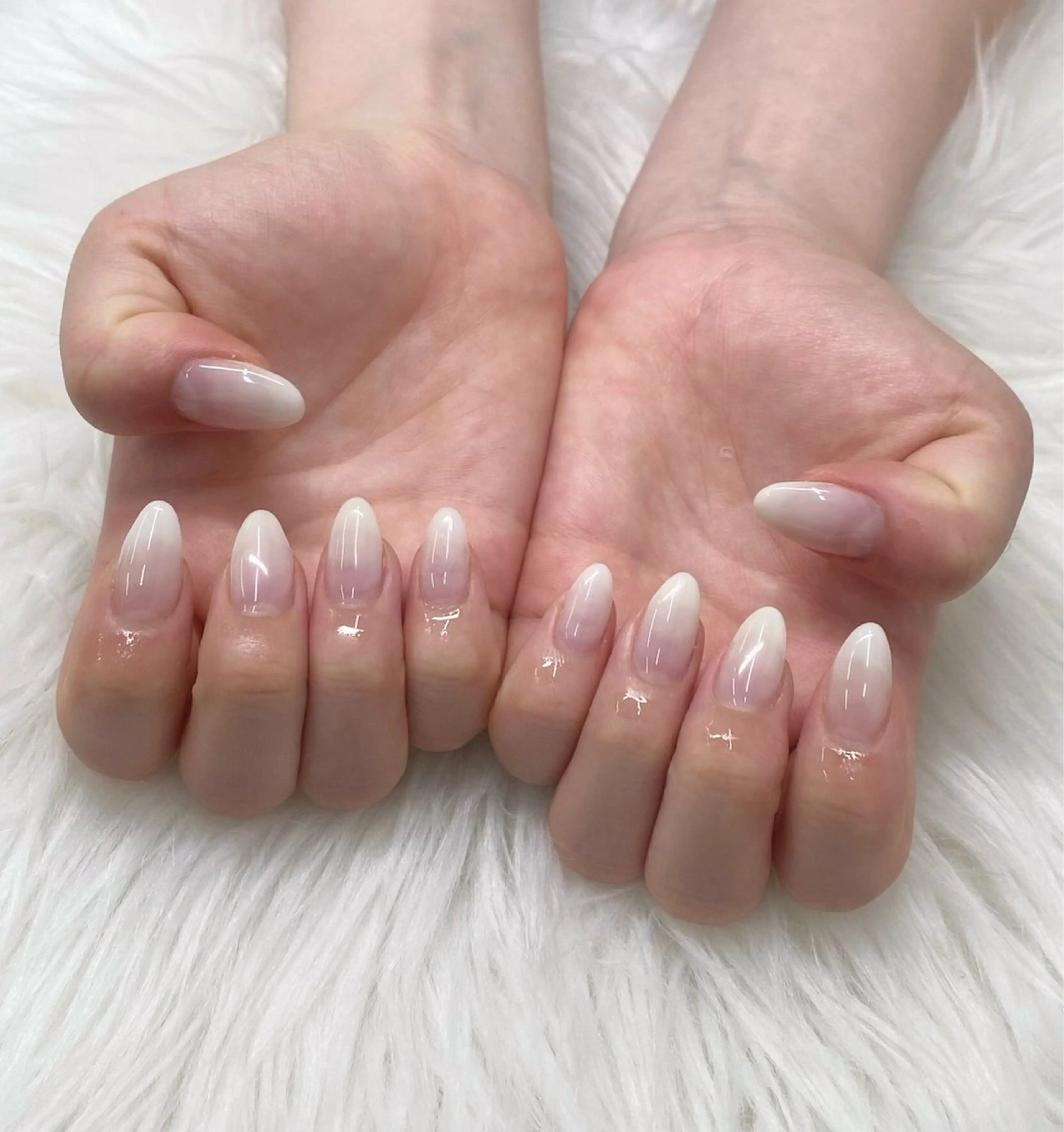 ネイル グラデーション ホワイト ハンドネイル エリクサーネイル池袋 小川のネイルデザイン