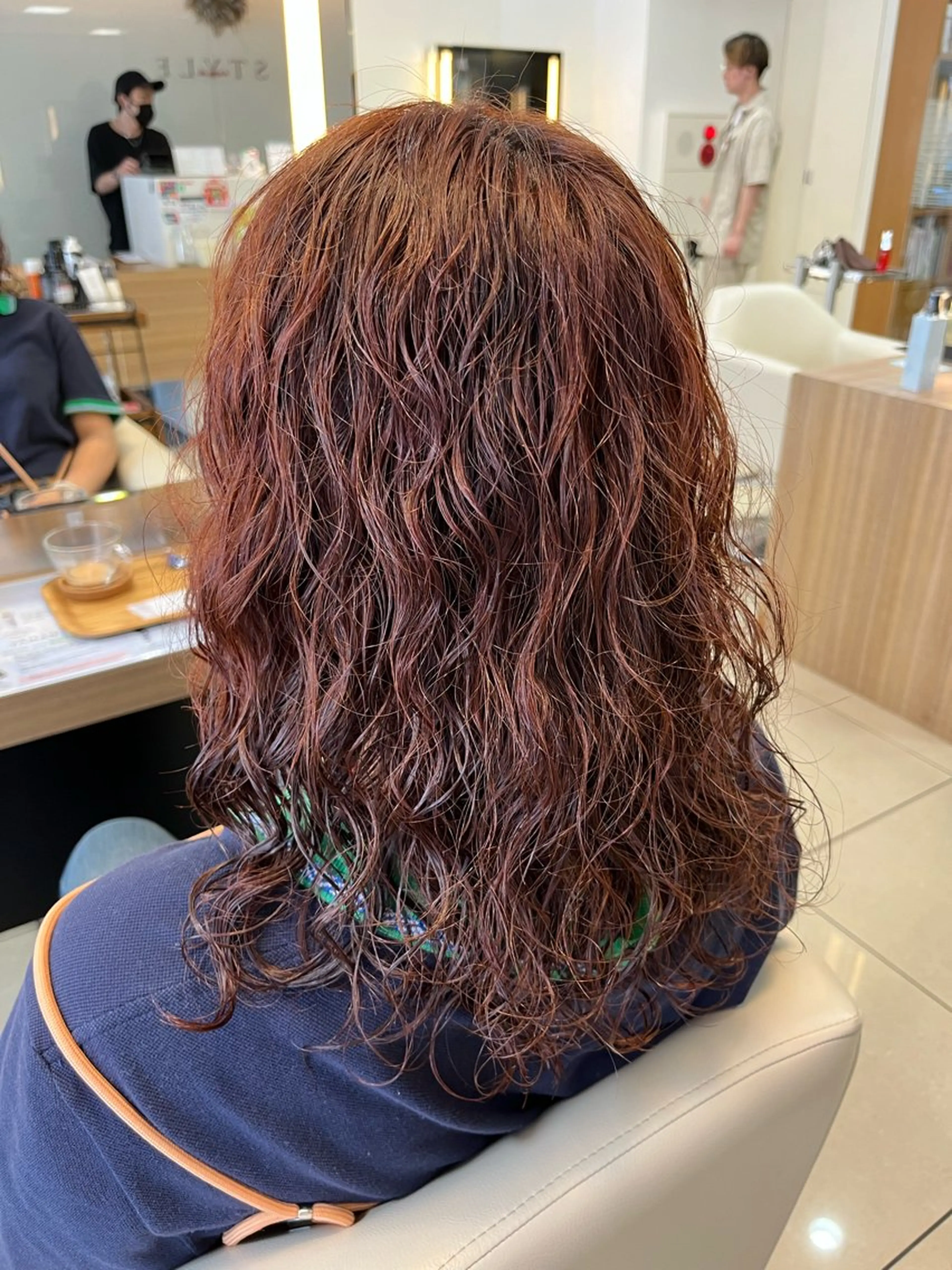 セミロング カラー パーマ ブラウンカラー オレンジ オレンジブラウン レイヤーカット/ブラ ウンカラー/河野凜のヘアスタイル