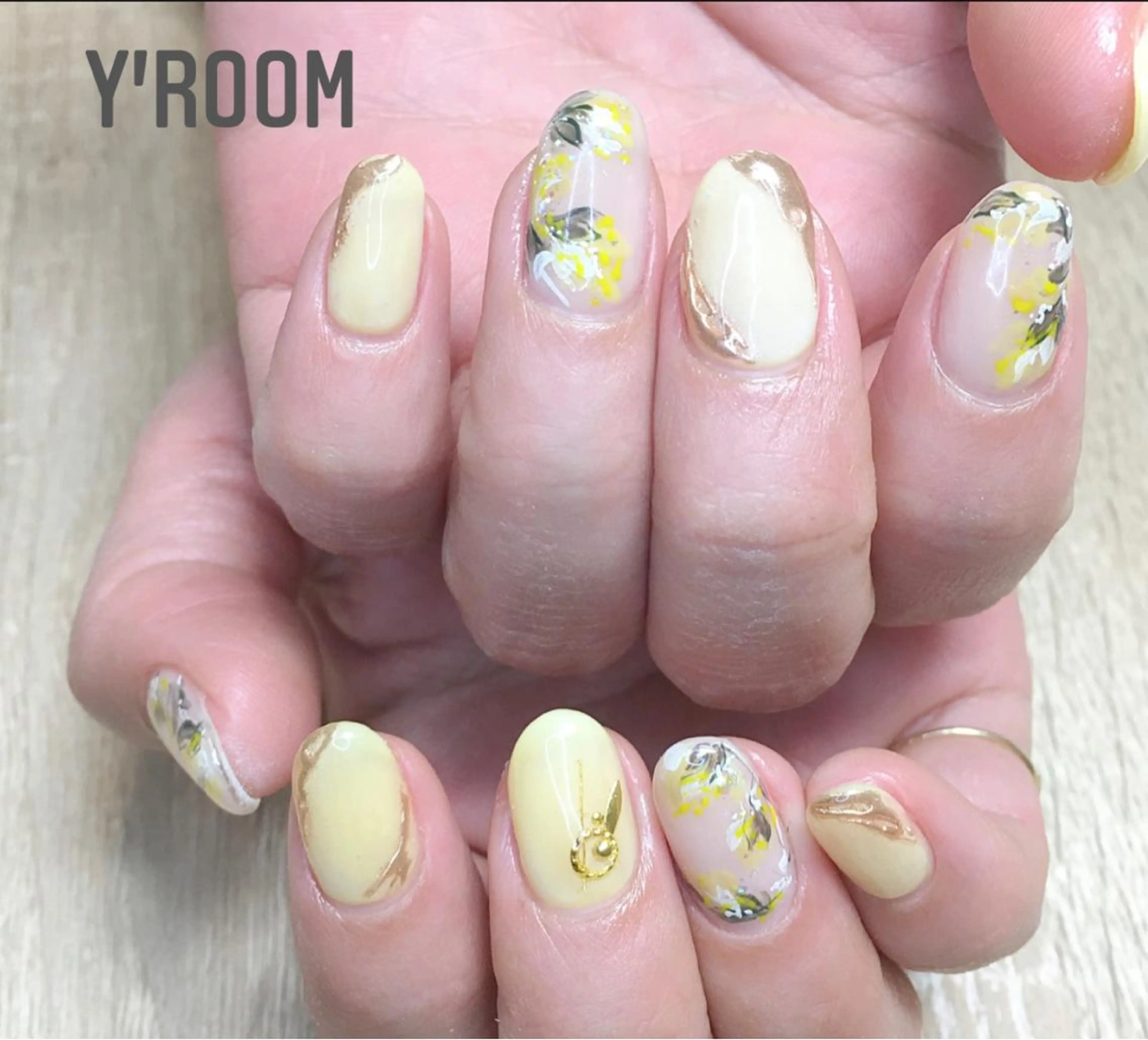 ネイル オーロラネイル フラッシュネイル ジェルネイル グラデーション 氷ネイル・うるうるネイル YUKA （ネイリスト）のネイルデザイン