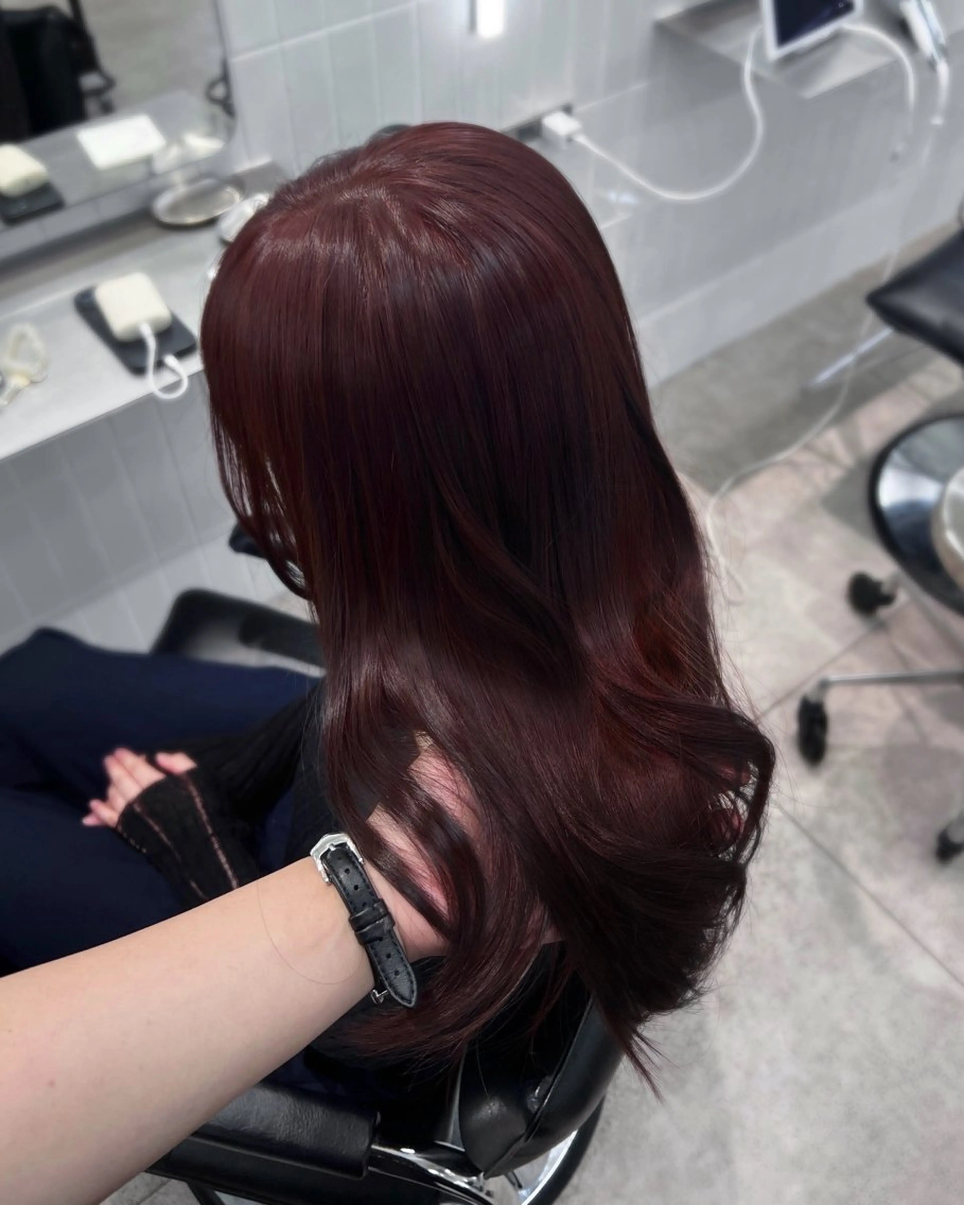 ロング ヘアカラー ミルクティーベージュ オリーブグレージュのヘアスタイル