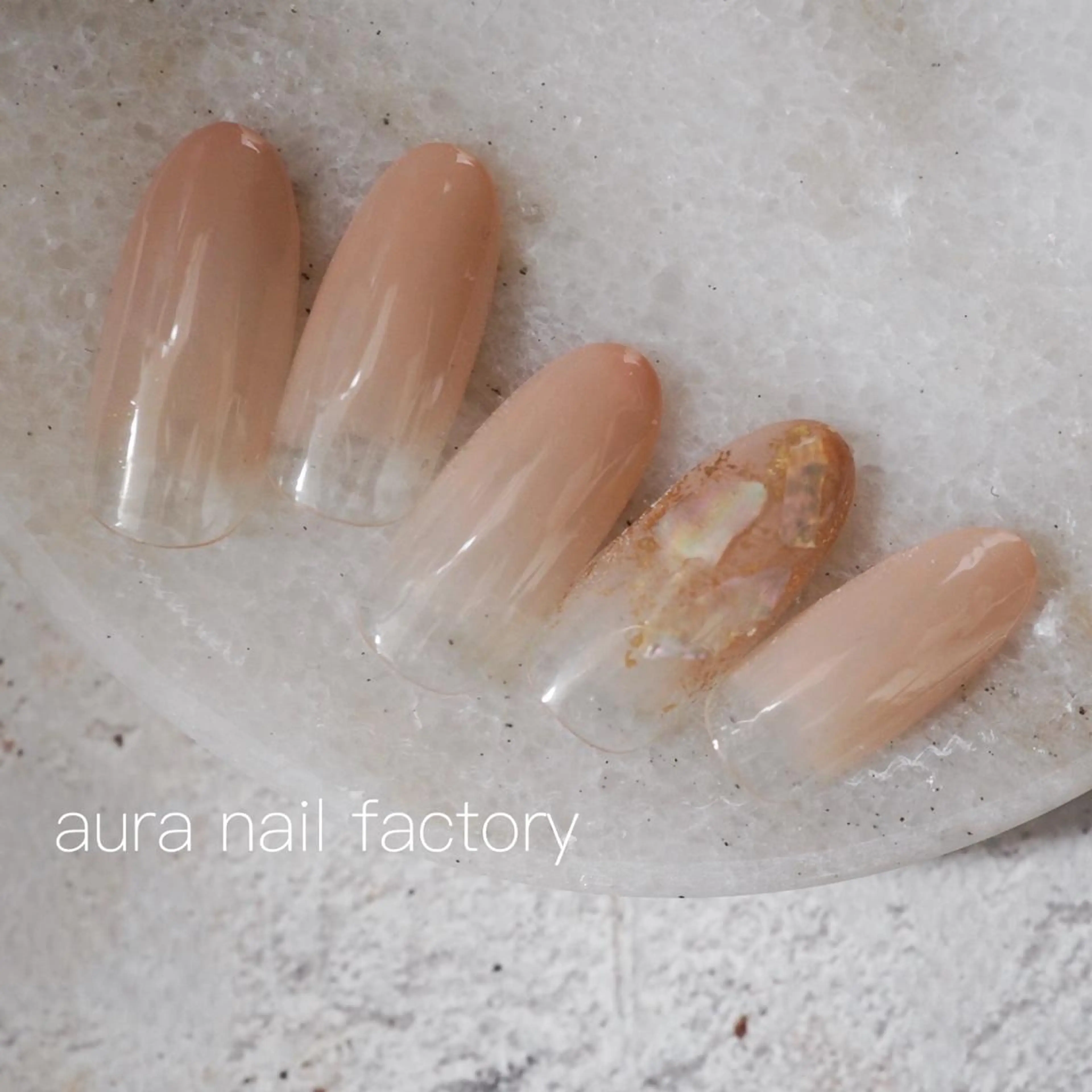 ショート カラー メンズ ネイル グラデーションカラー グラデーション オフィスネイル 赤色 シンプルネイル 赤羽 aura 深爪を断らない✨のネイルデザイン