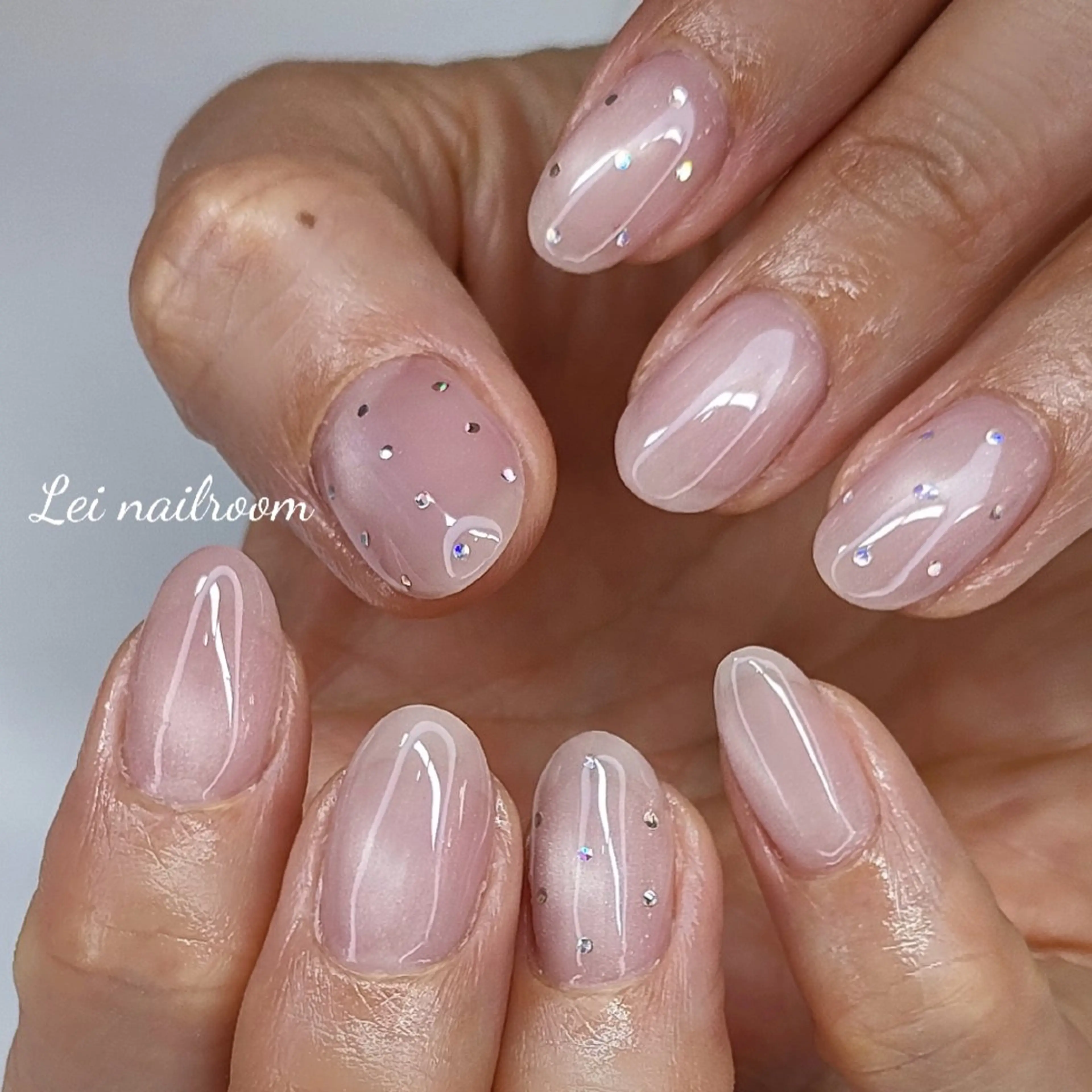 ネイル アートネイル ドット ホログラムネイル lei🌼 nailroomのネイルデザイン
