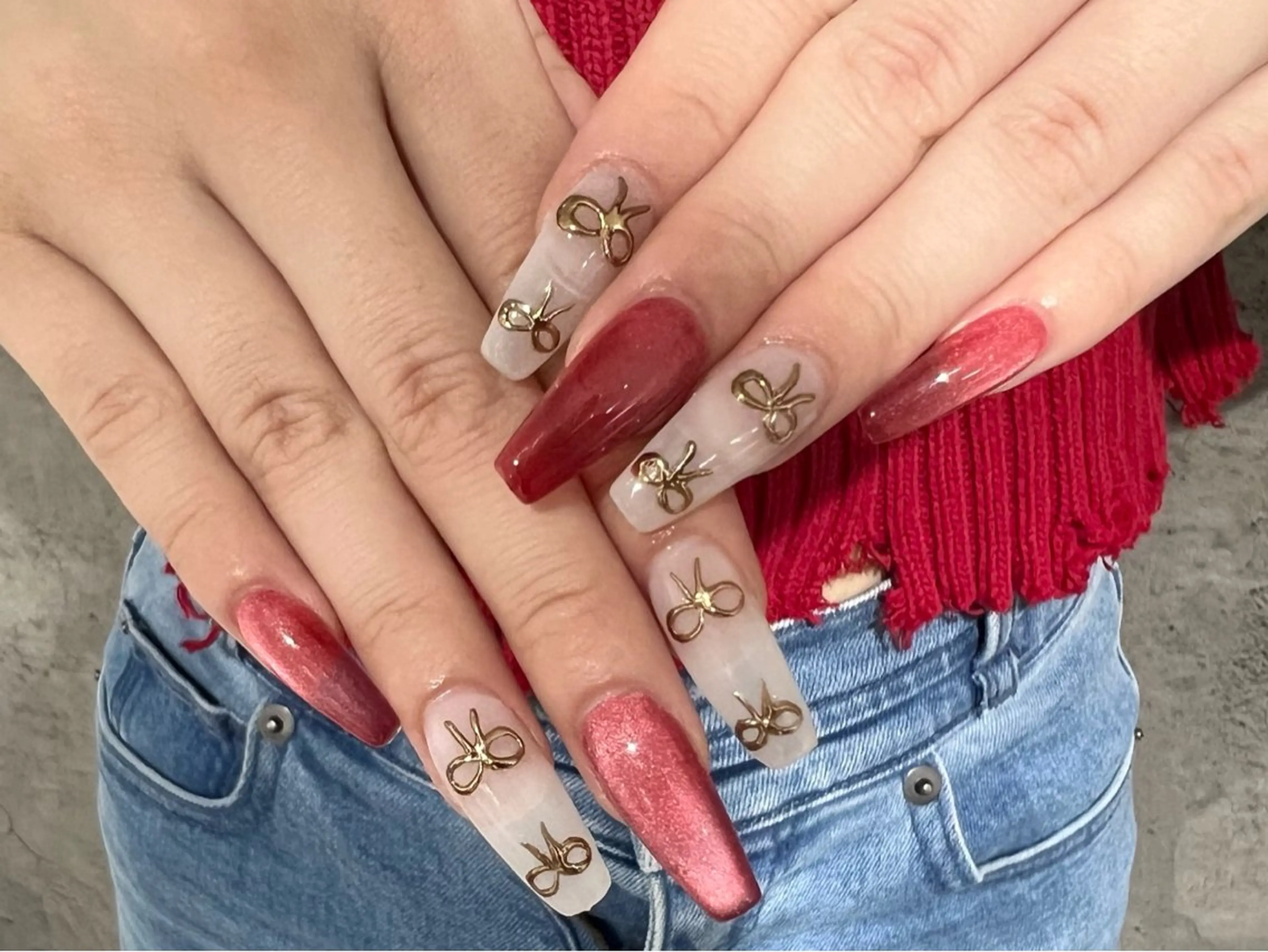 ネイル マグネットネイル 赤色 リボン Viel💅 〜maki〜のネイルデザイン