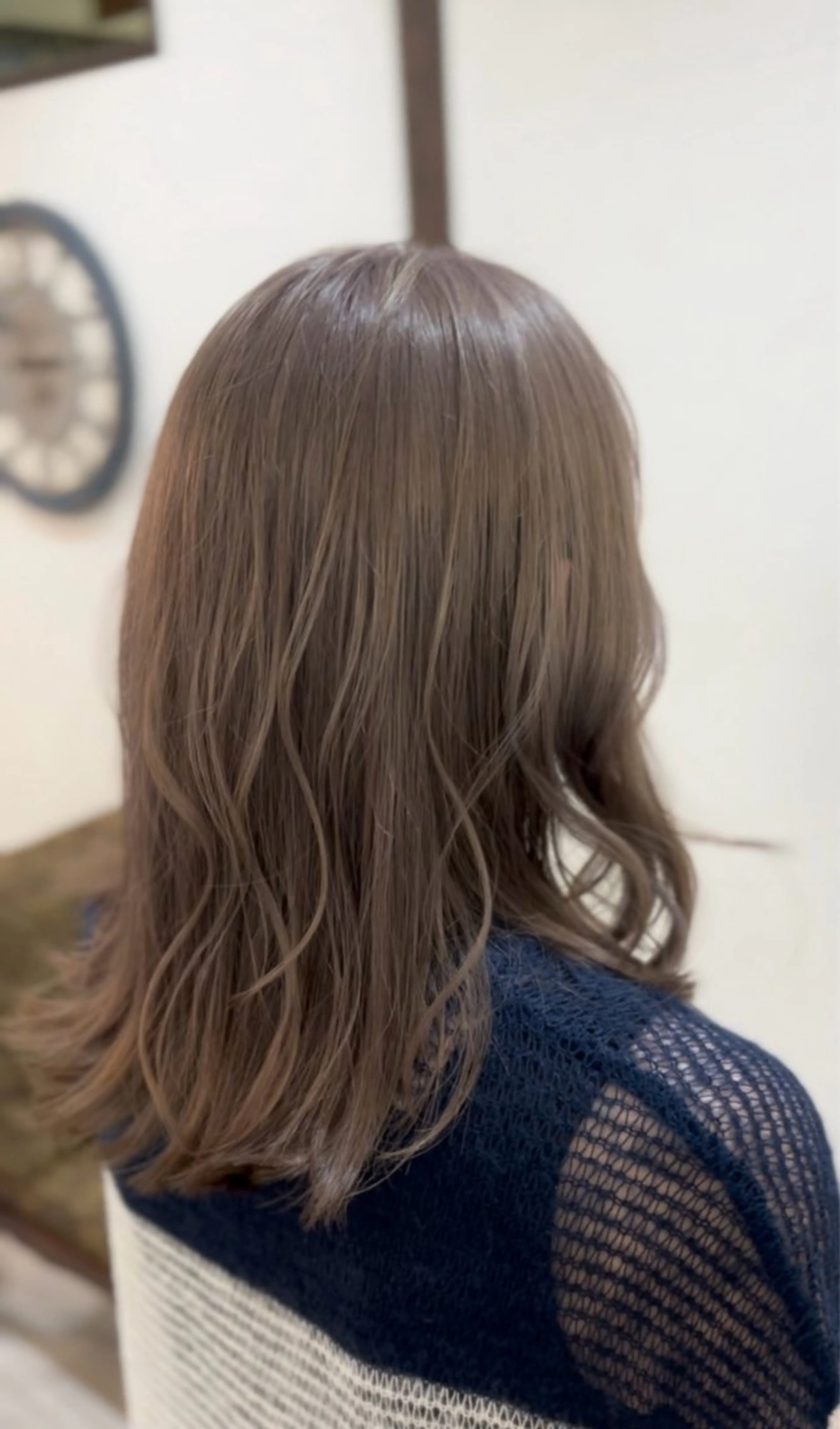 ミディアム アイスグレージュ 飯星慧斗 /ブリーチ、縮毛矯正のヘアスタイル