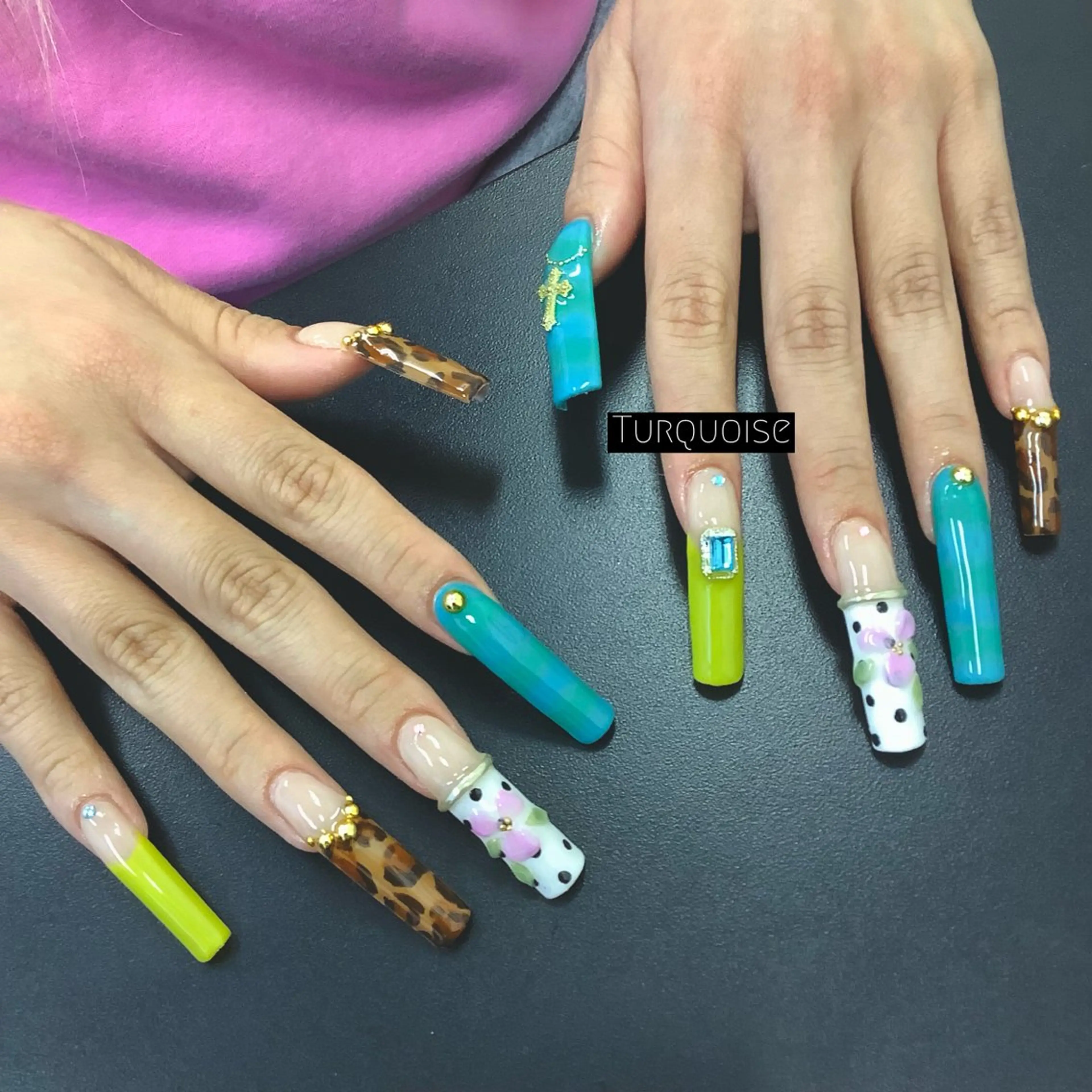 ネイル 個性派ネイルサロン 💅🏼ターコイズのネイルデザイン