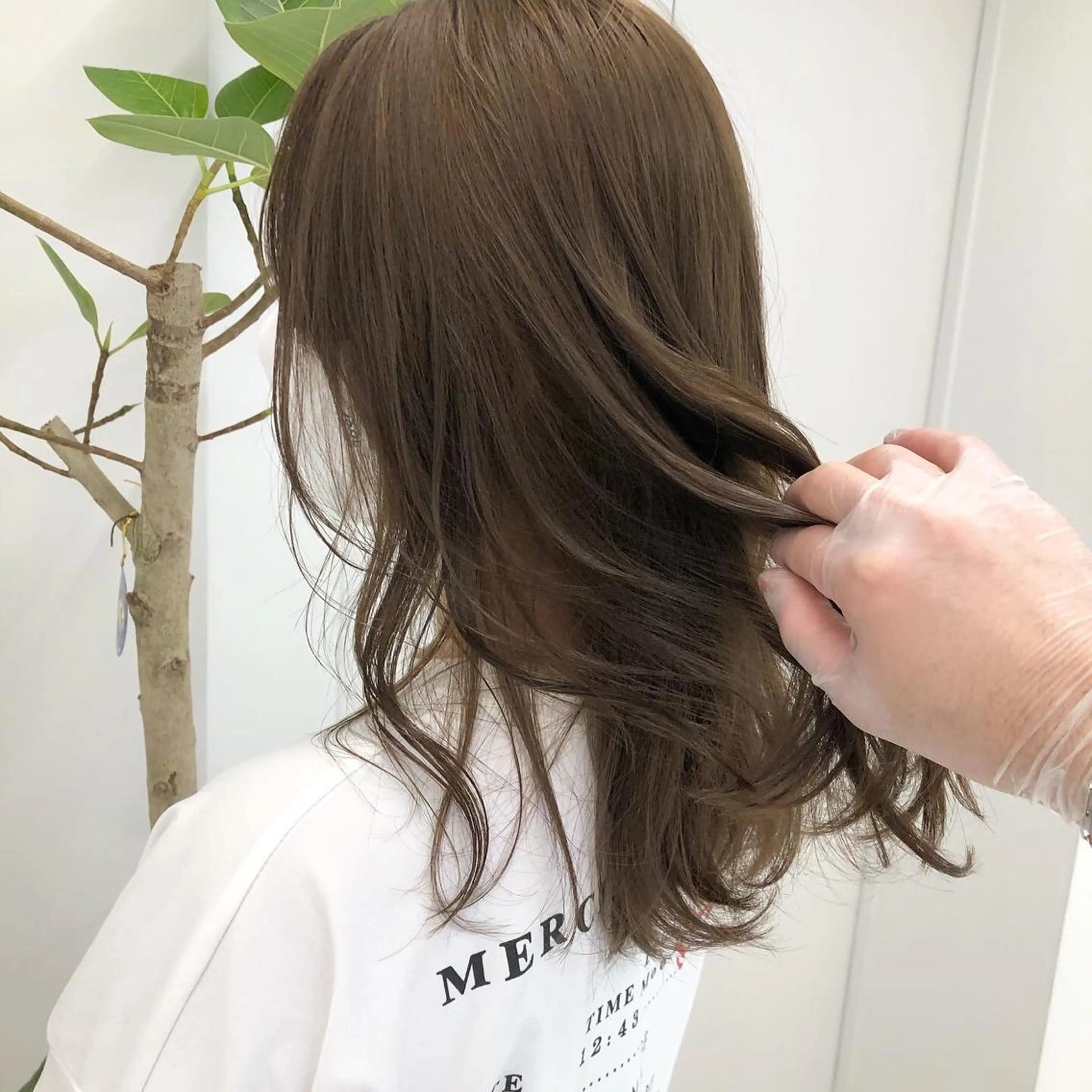 ミディアム カラー レイヤーカット 透明感カラーのヘアスタイル