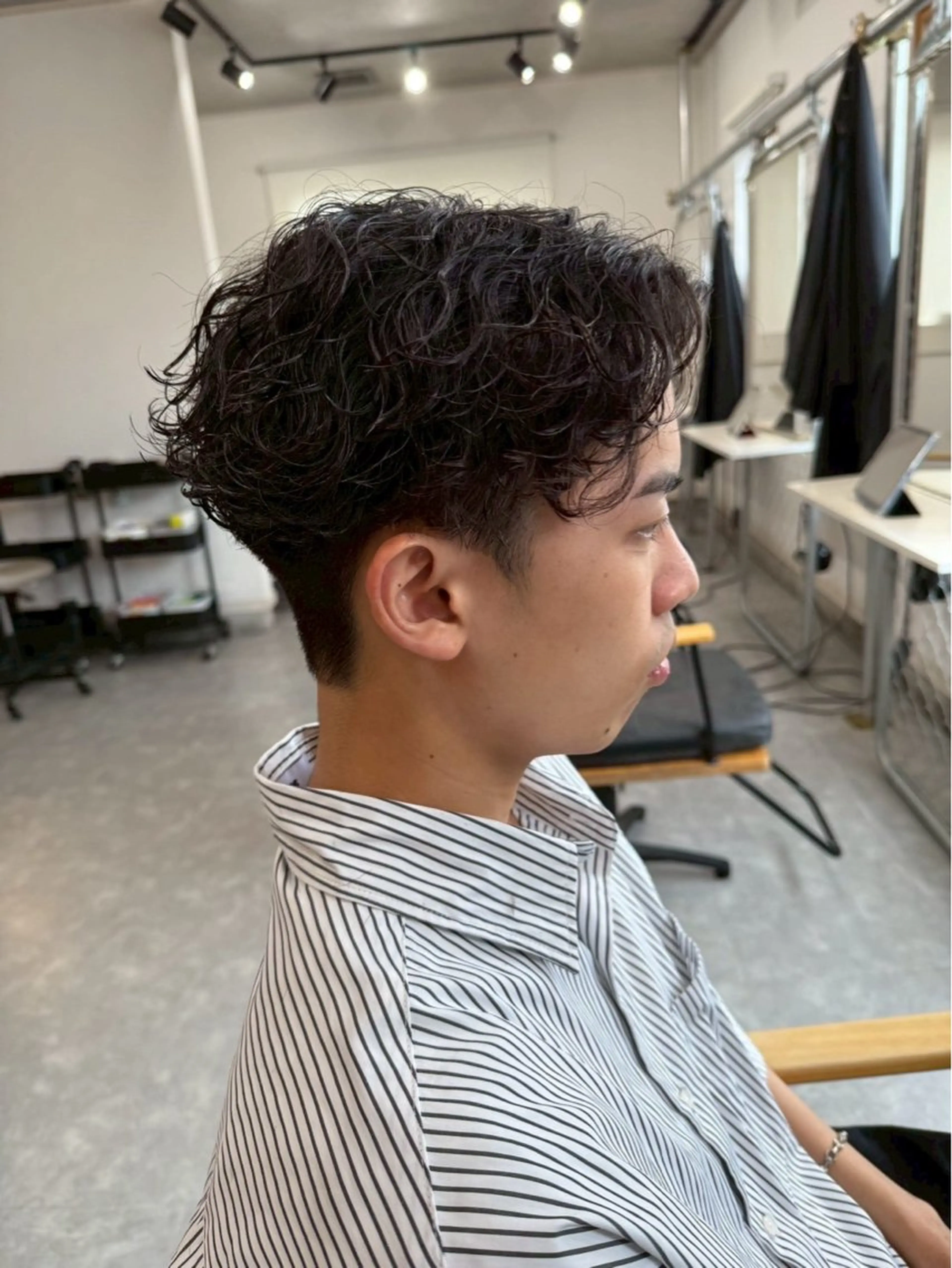 ショート メンズ センターパート フェードカット フェザーパーマ マッシュ メンズパーマ 宮下 遼太のヘアスタイル