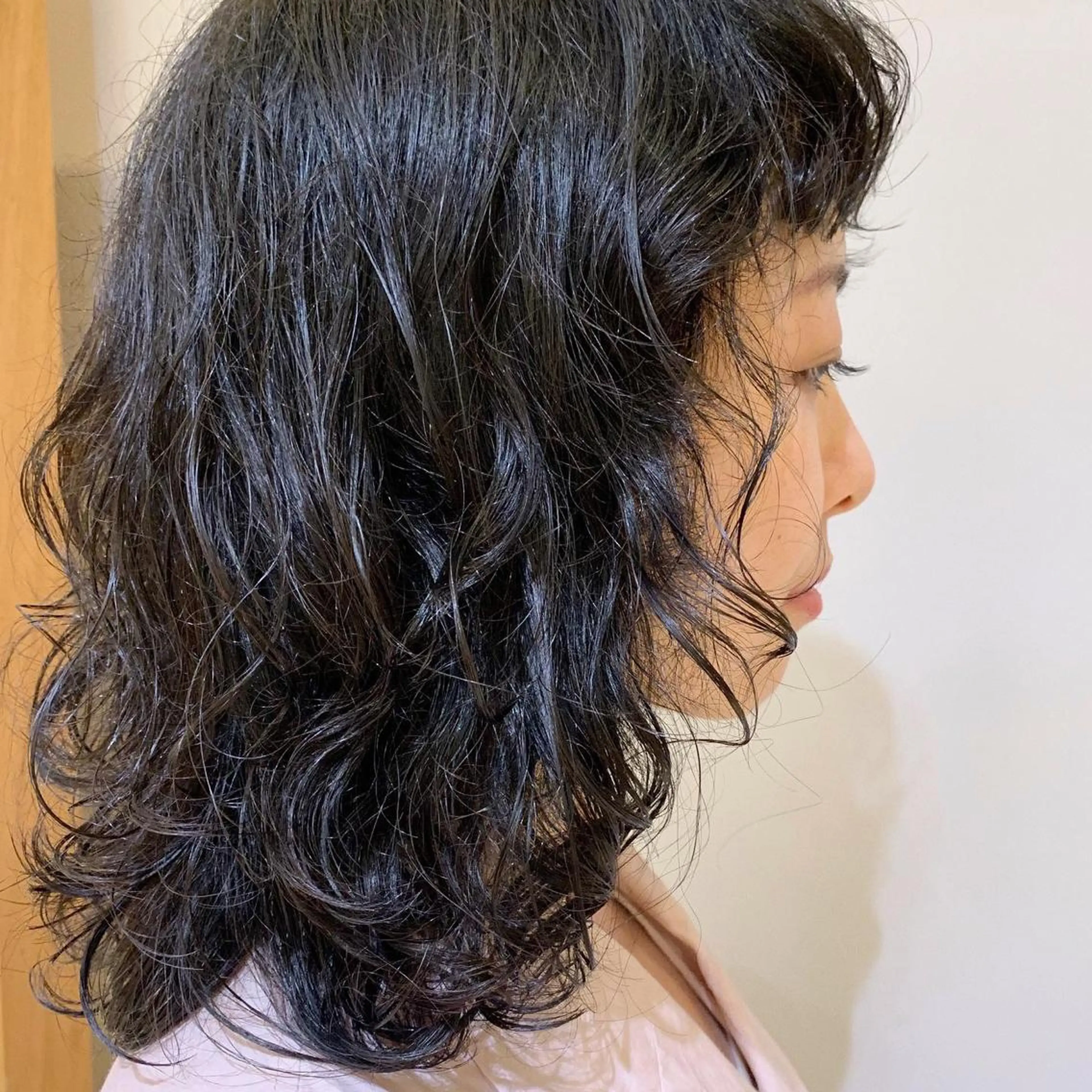 ミディアム カラー パーマ ヘアアレンジ ミディアムパーマ レイヤーカット 似合わせカット ウルフカット ウルフレイヤー カット トリートメント 松田 亮葉のヘアスタイル