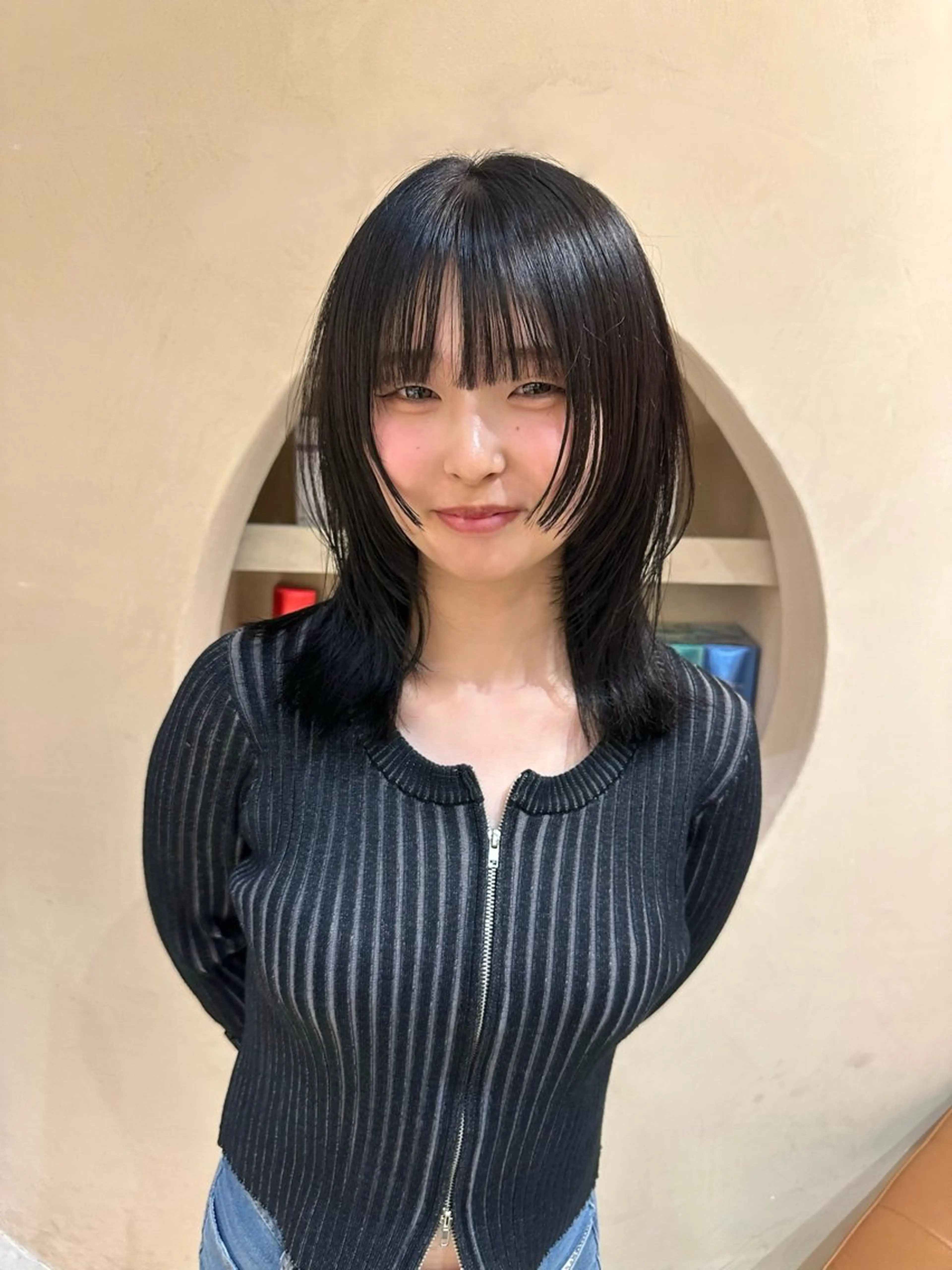 ミディアム 顔まわりレイヤー 顔周りカット レイヤーカット Hug👩🏼‍🦱 ハイトーンボブのヘアスタイル