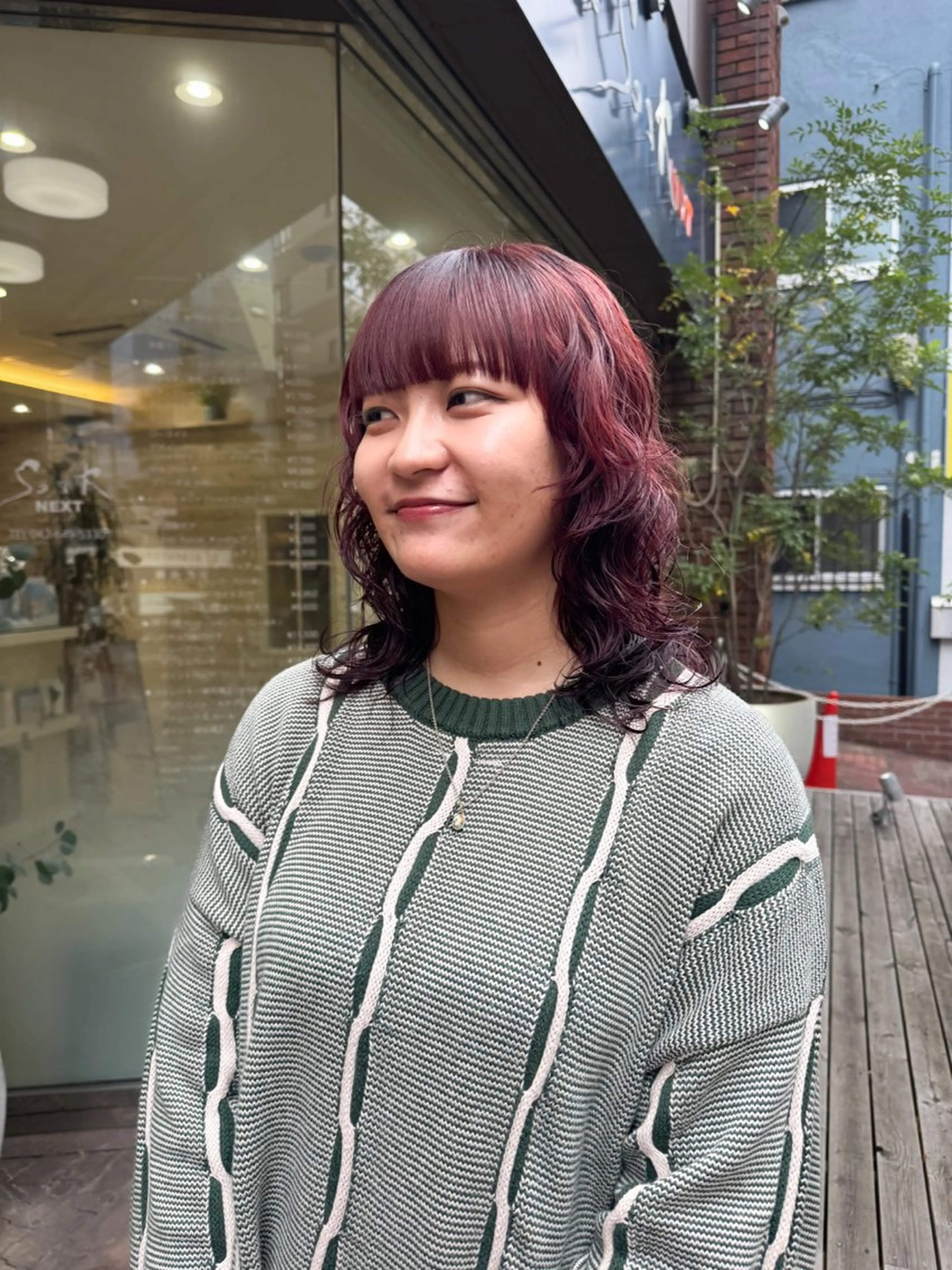 ミディアム カラー パーマ ミディアムパーマ レッドカラー レイヤーカット Seeknext // Rukaのヘアスタイル