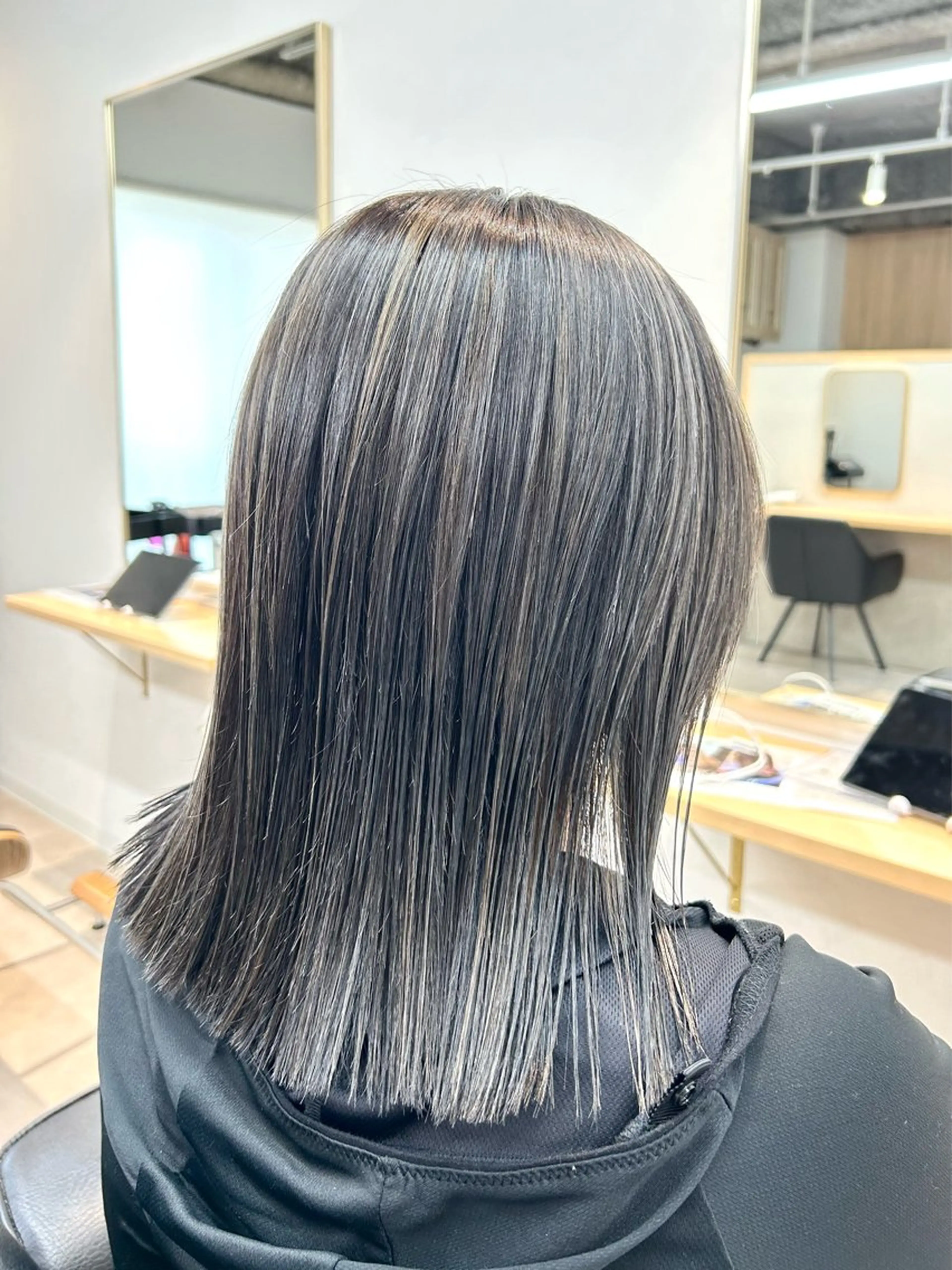 セミロング カラー ハイライトカラー ハイライト 艶カラー/レイヤー/ ハイトーン/まなみのヘアスタイル