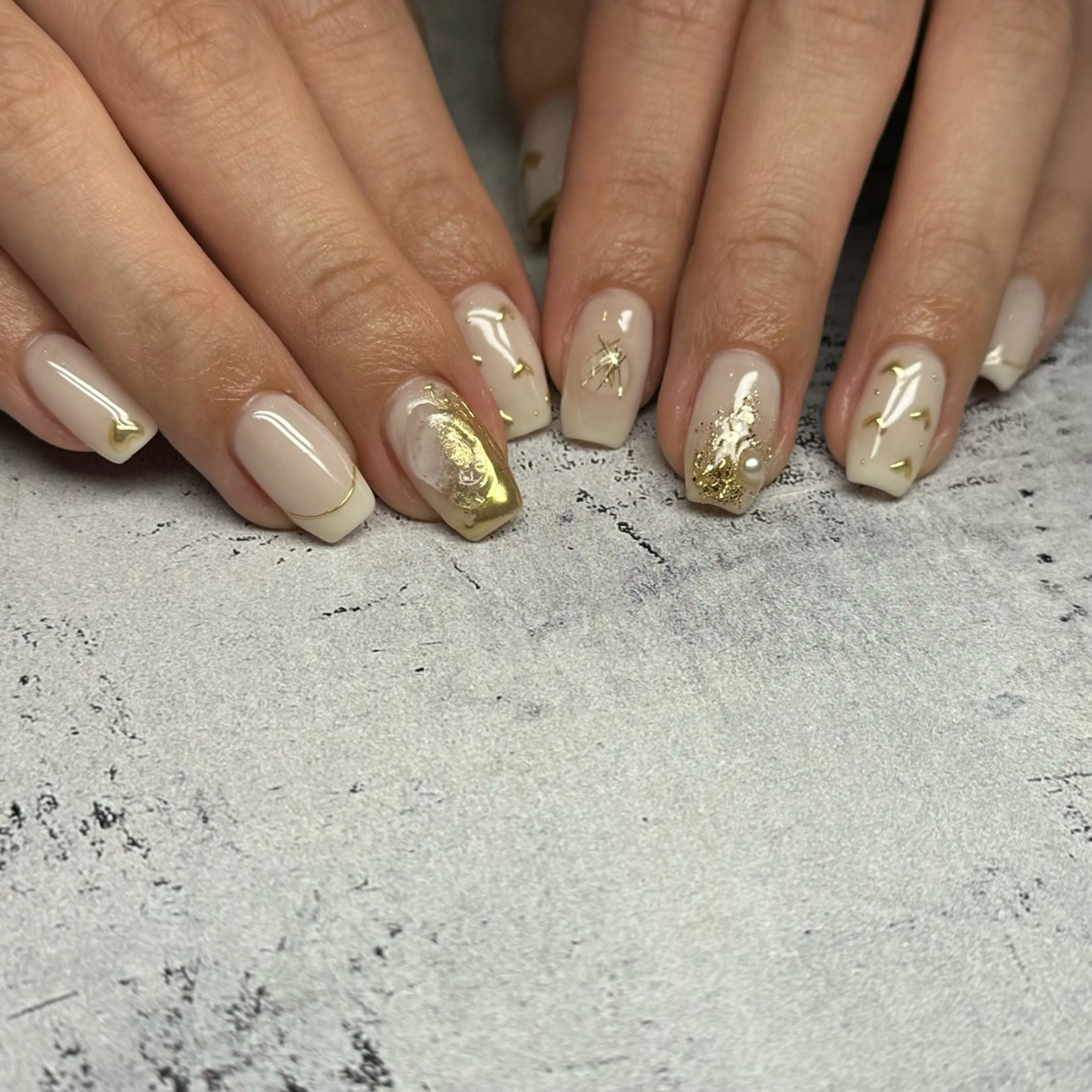 ネイル フレンチネイル ゴールド ニュアンスネイル ハンドネイル 𝐫𝐚𝐢 𝐧𝐚𝐢𝐥のネイルデザイン