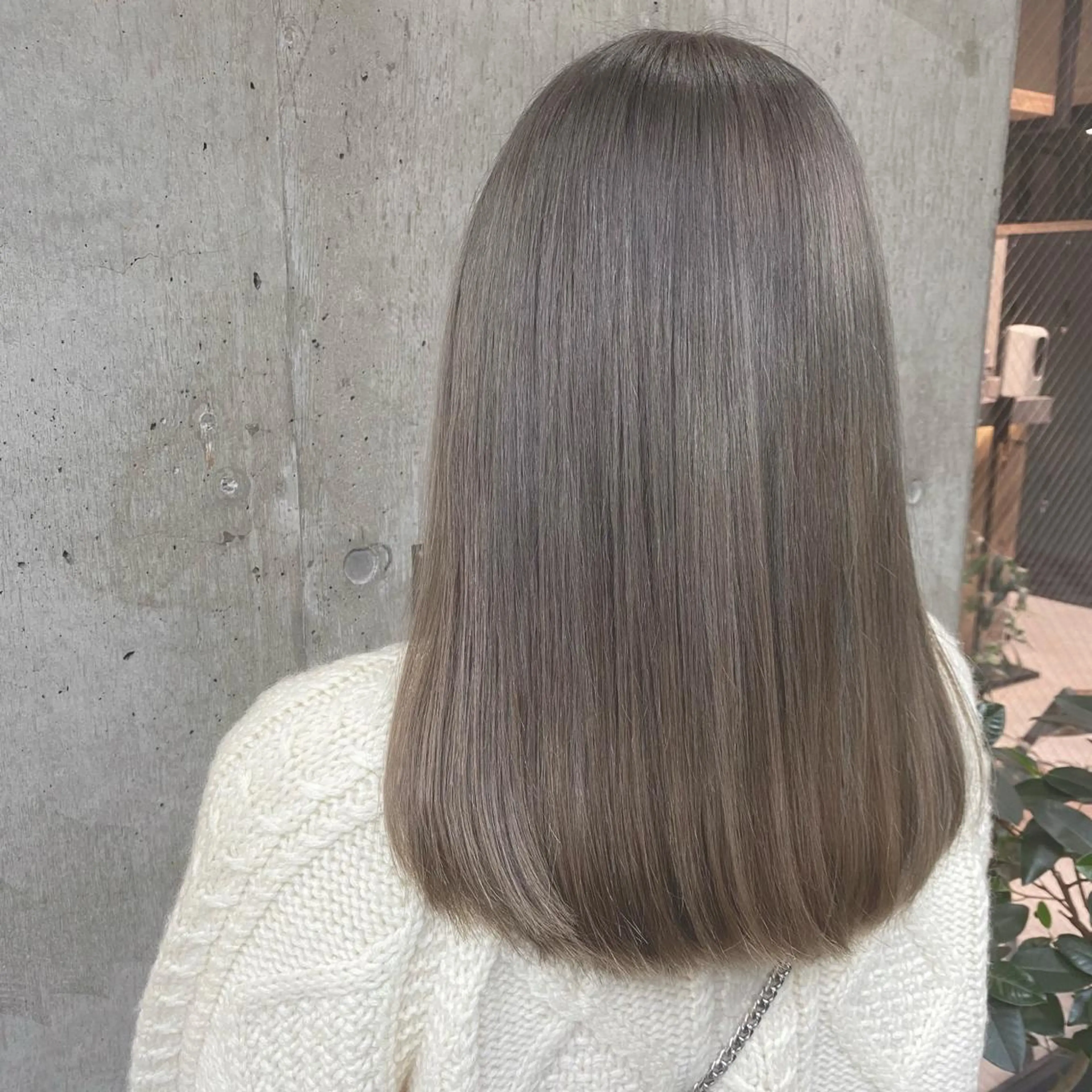 セミロング カラー 小坂 麻綾のヘアスタイル