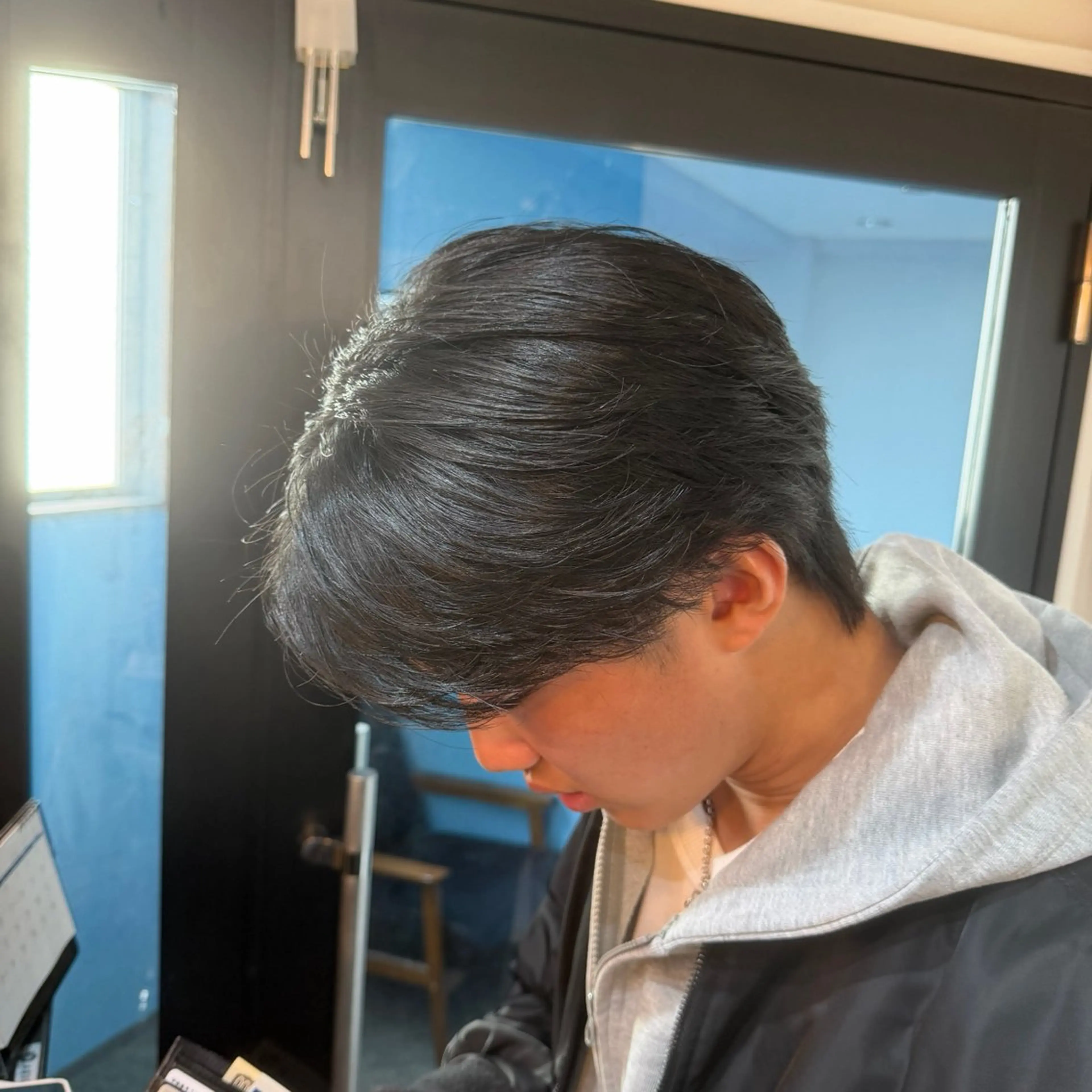 【✨️最新トレンドヘア✨️】メンズカット+フェザーパーマ 🔥最新の毛流れスタイル🔥#センターパート#毛流れの写真