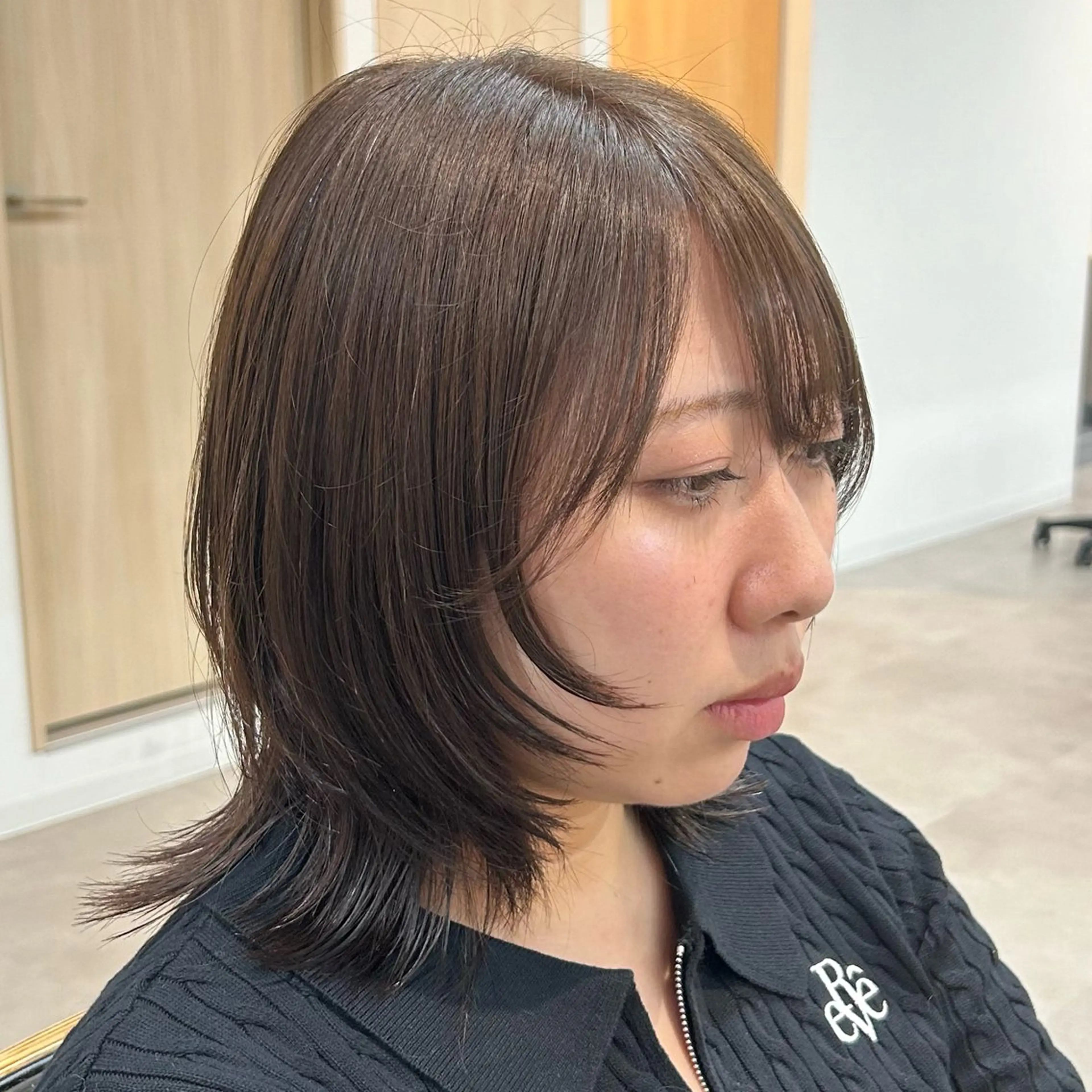 ミディアム カラー アッシュ ベージュカラー ウルフカット 艶カラー/レイヤー/ ハイトーン/まなみのヘアスタイル