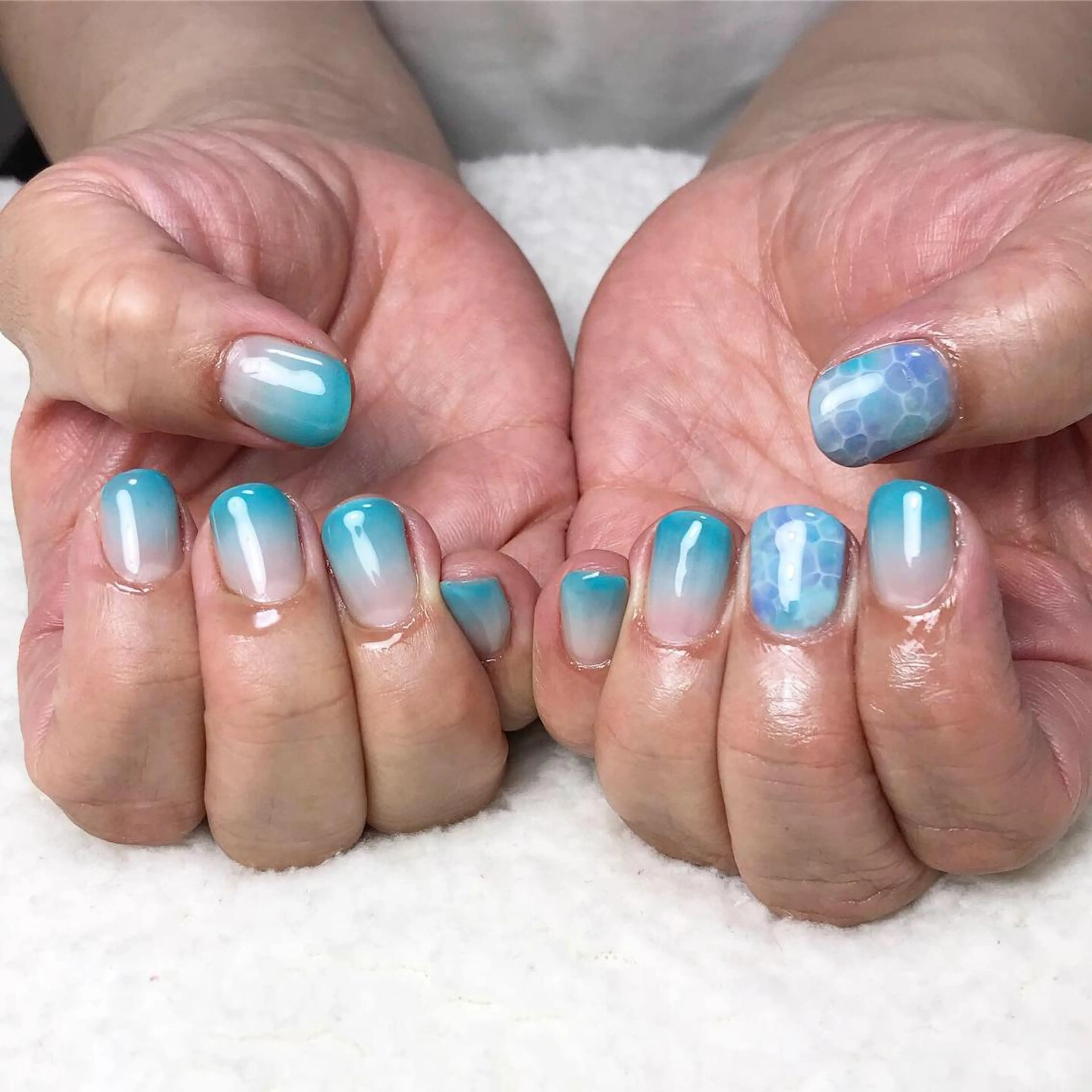 ネイル ブルー グラデーション ハンドネイル COCO +のエステ・リラクイメージ