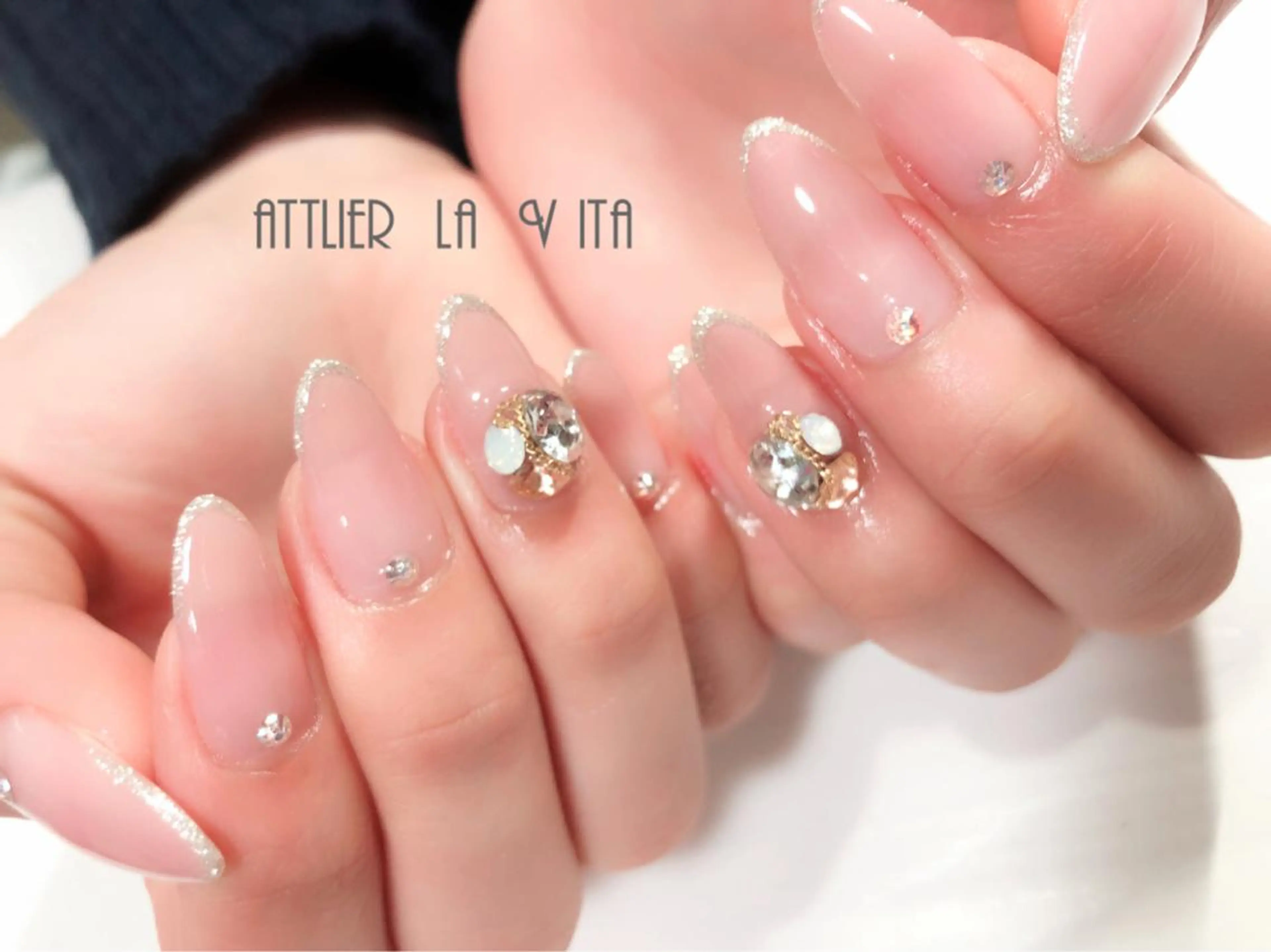 ネイル グラデーション ラメ(グリッター) ピンク シルバー ストーンネイル ハンドネイル atelier la vita所属・lavita. mimuraのネイルデザイン