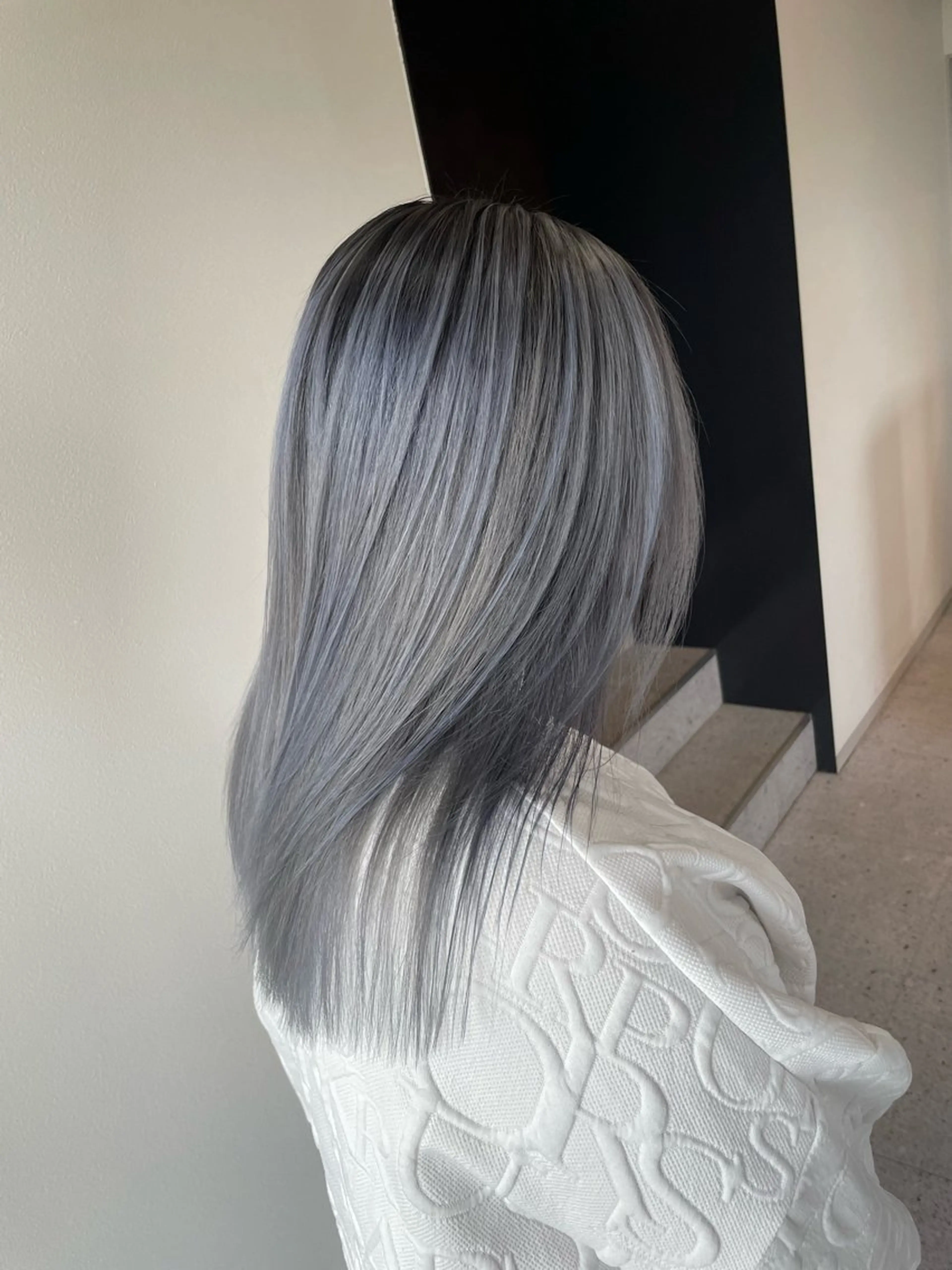 セミロング カラー アッシュ アッシュグレー バレイヤージュ ブリーチ レイヤーカット ヘアカラー トリートメント 宇野 颯太のヘアスタイル