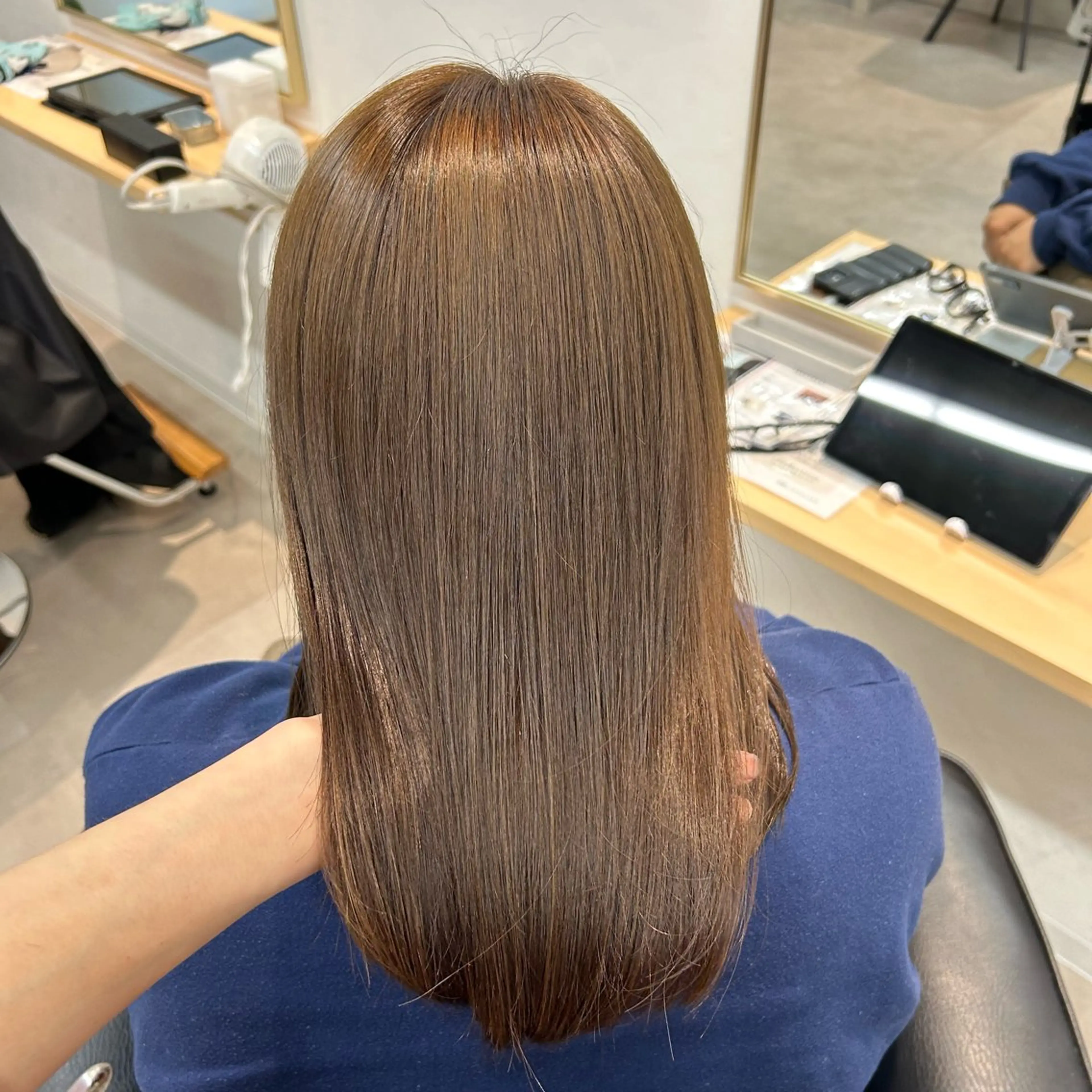 ミディアム カラー ベージュカラー 透明感カラー オリーブベージュ カット ヘアカラー トリートメント 艶カラー/レイヤー/ ハイトーン/まなみのヘアスタイル