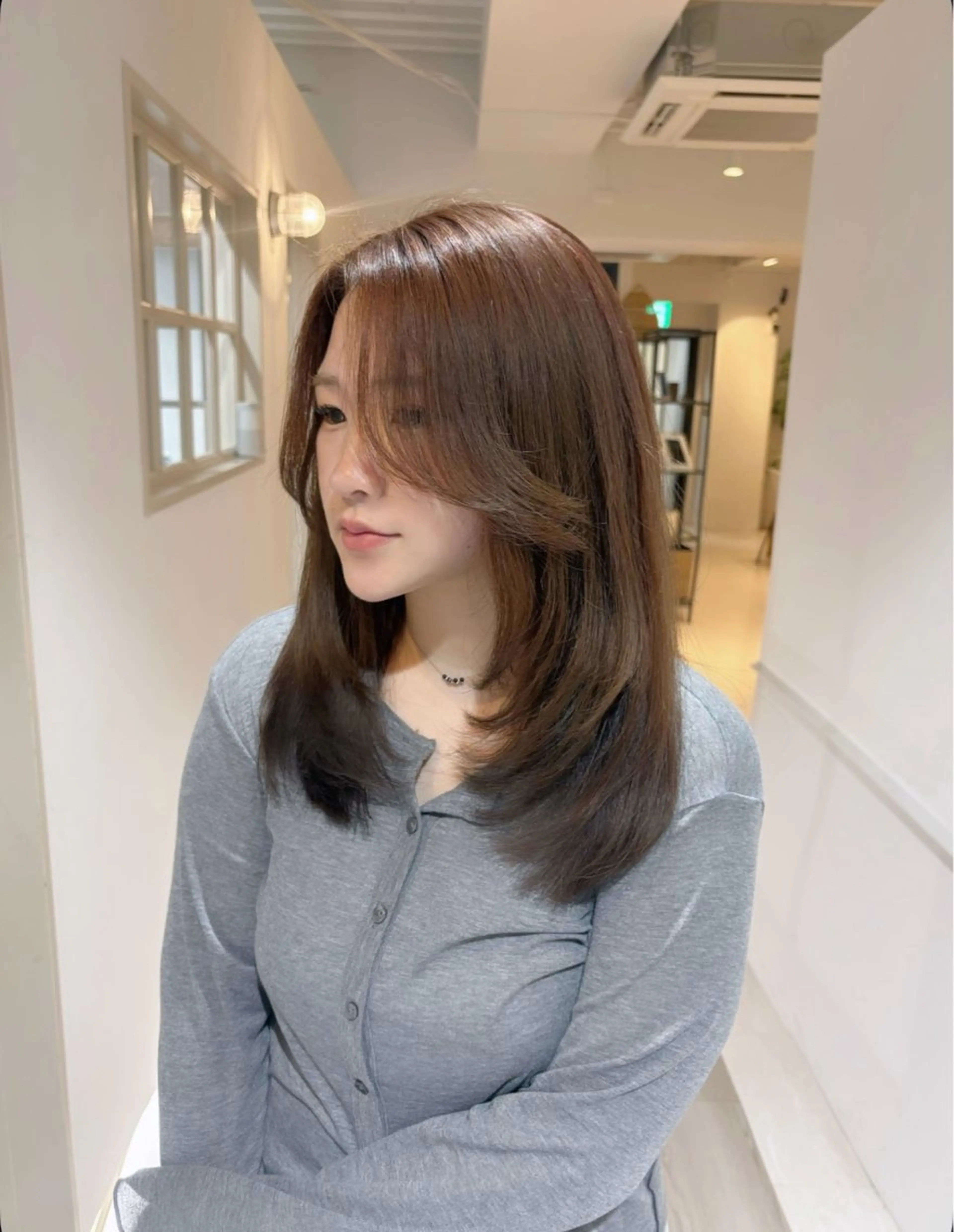 ミディアム ニトウ レイナのヘアスタイル