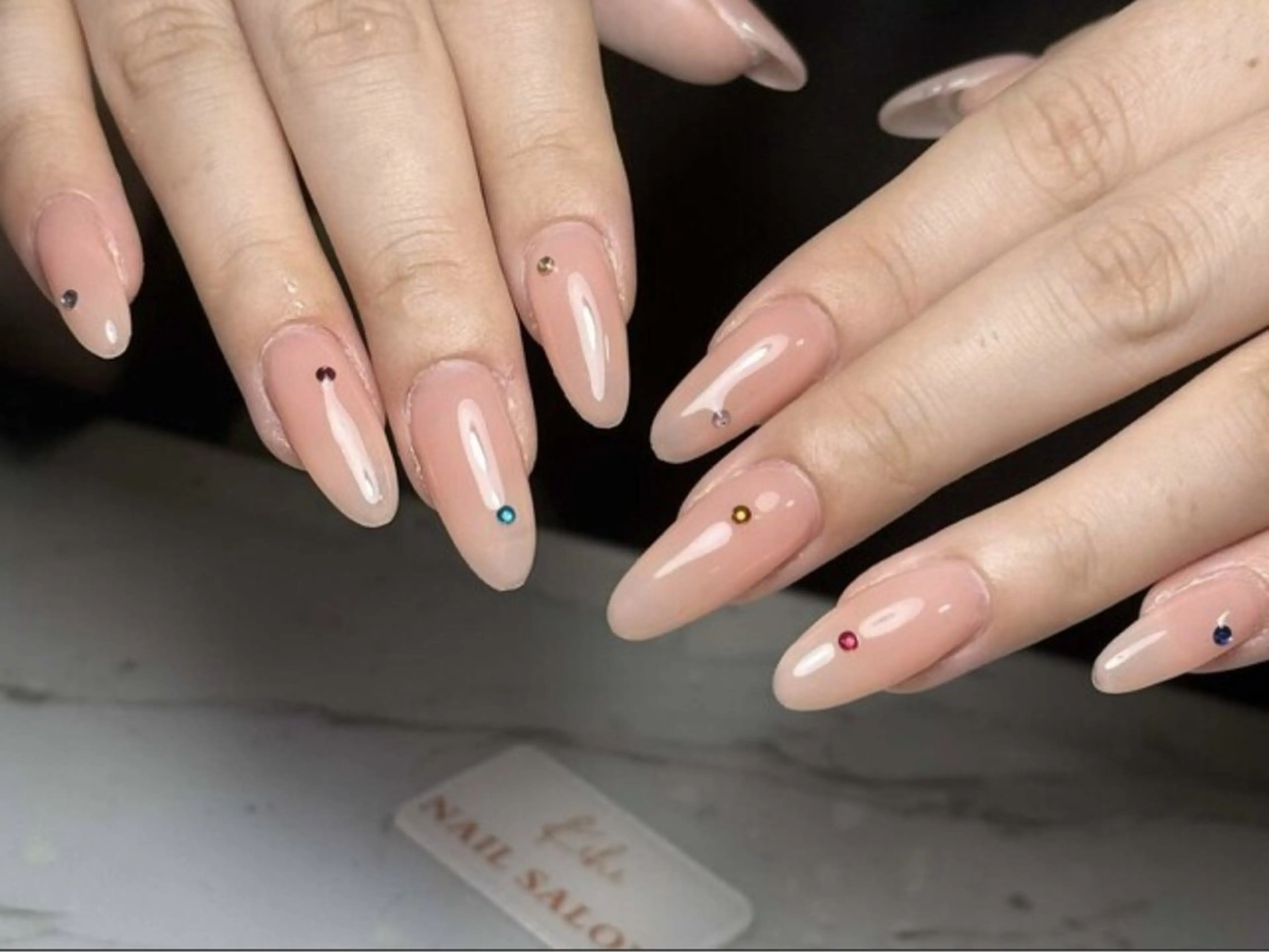 【ジェルオフ無料】ワンカラー+ストーン10個の写真