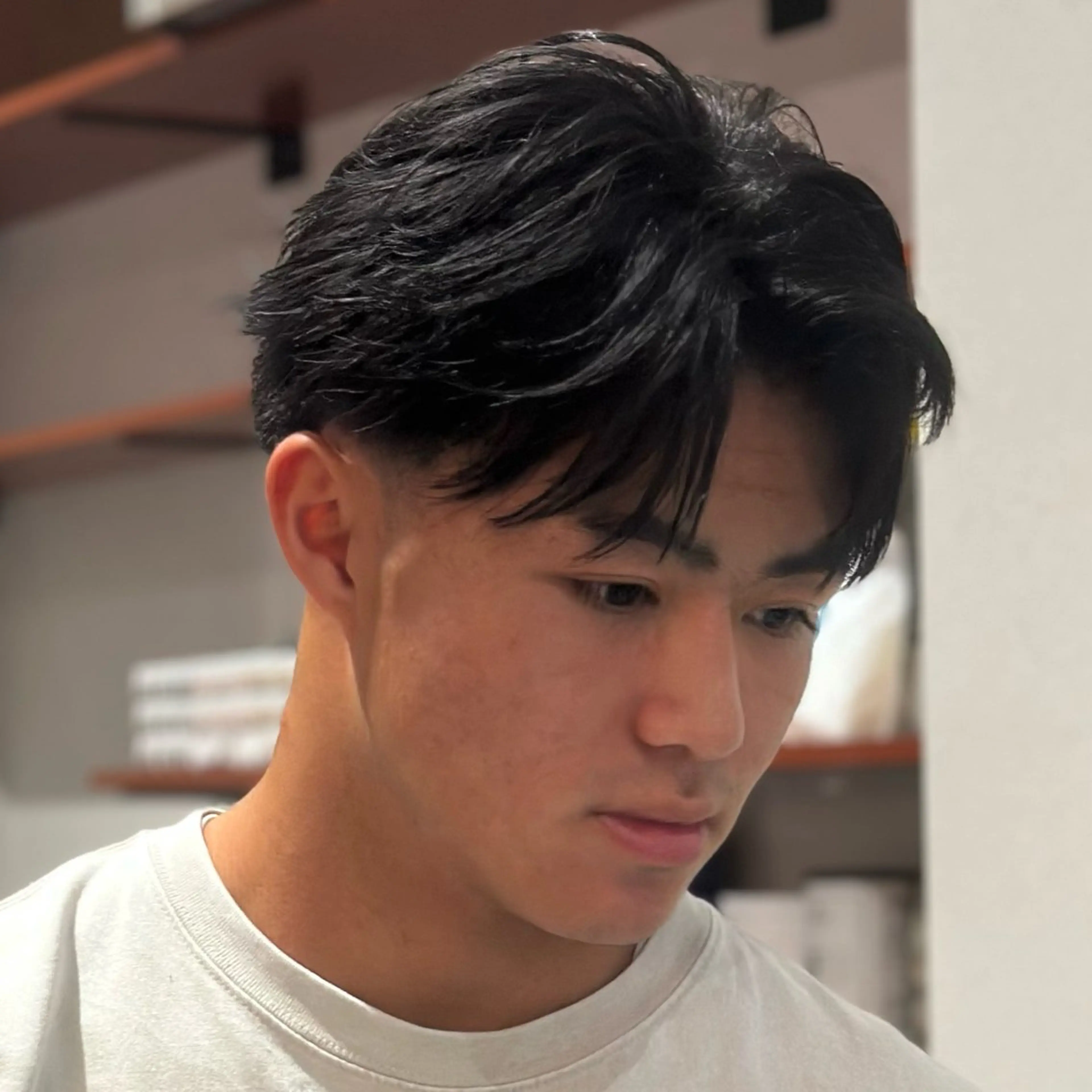 ショート パーマ メンズ メンズブリーチ センターパート フェードカット フェザーパーマ メンズハイライト 金山駅前メンズカット モデル募集 青島永透のヘアスタイル