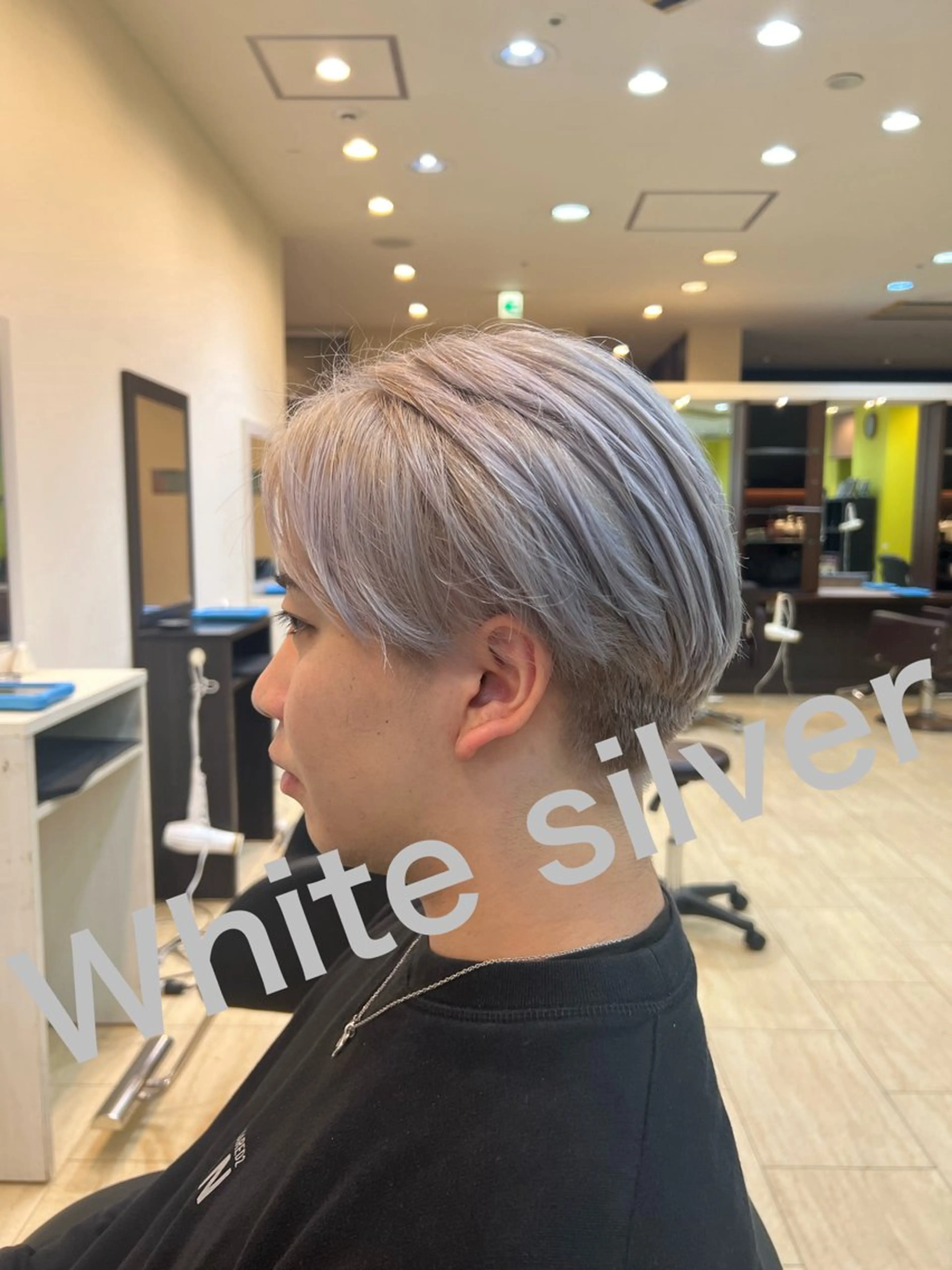 ショート カラー メンズ シルバー ホワイトシルバー ハイトーン／パーマ 特化平田のヘアスタイル