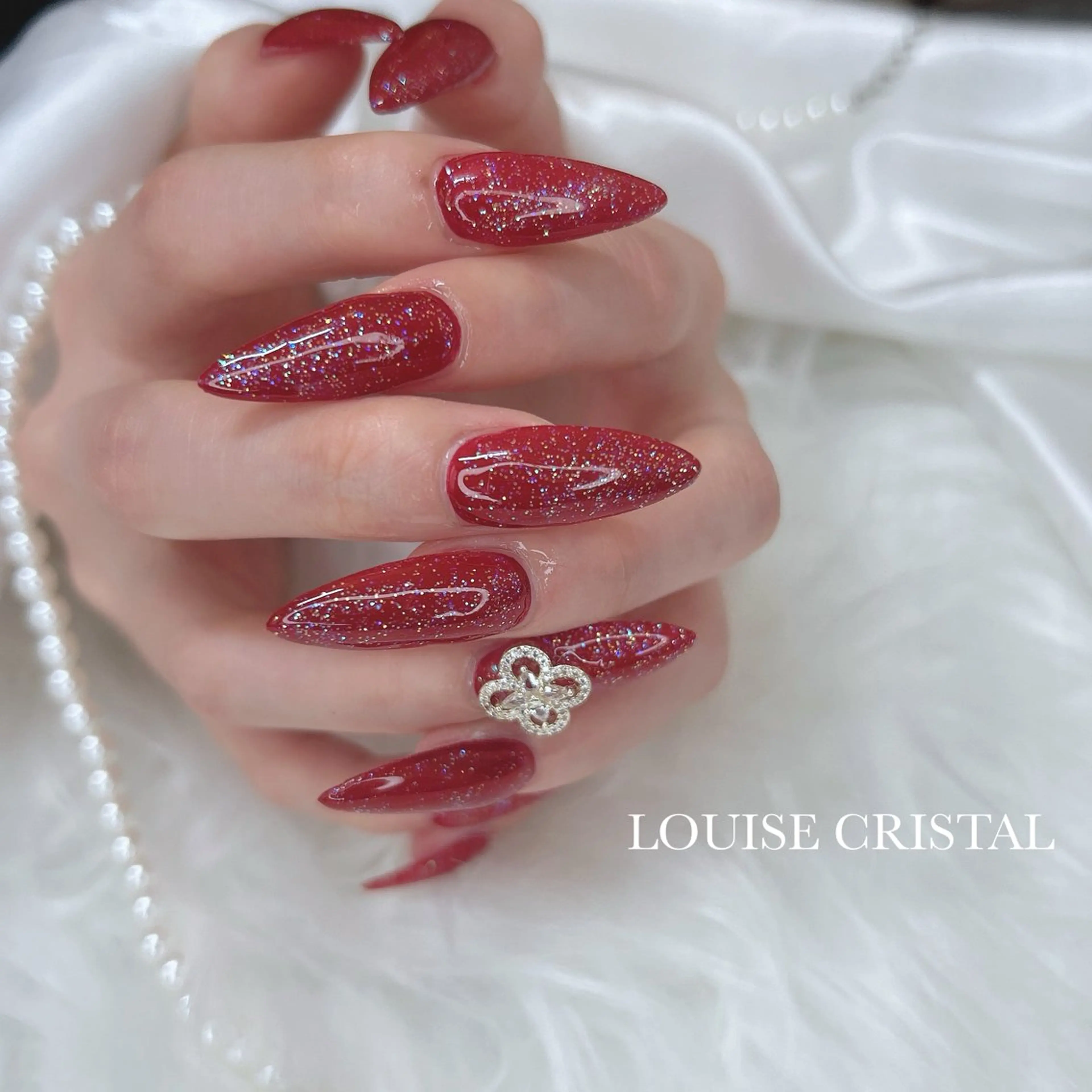 ネイル ハンドネイル LOUISE CRYSTALのネイルデザイン