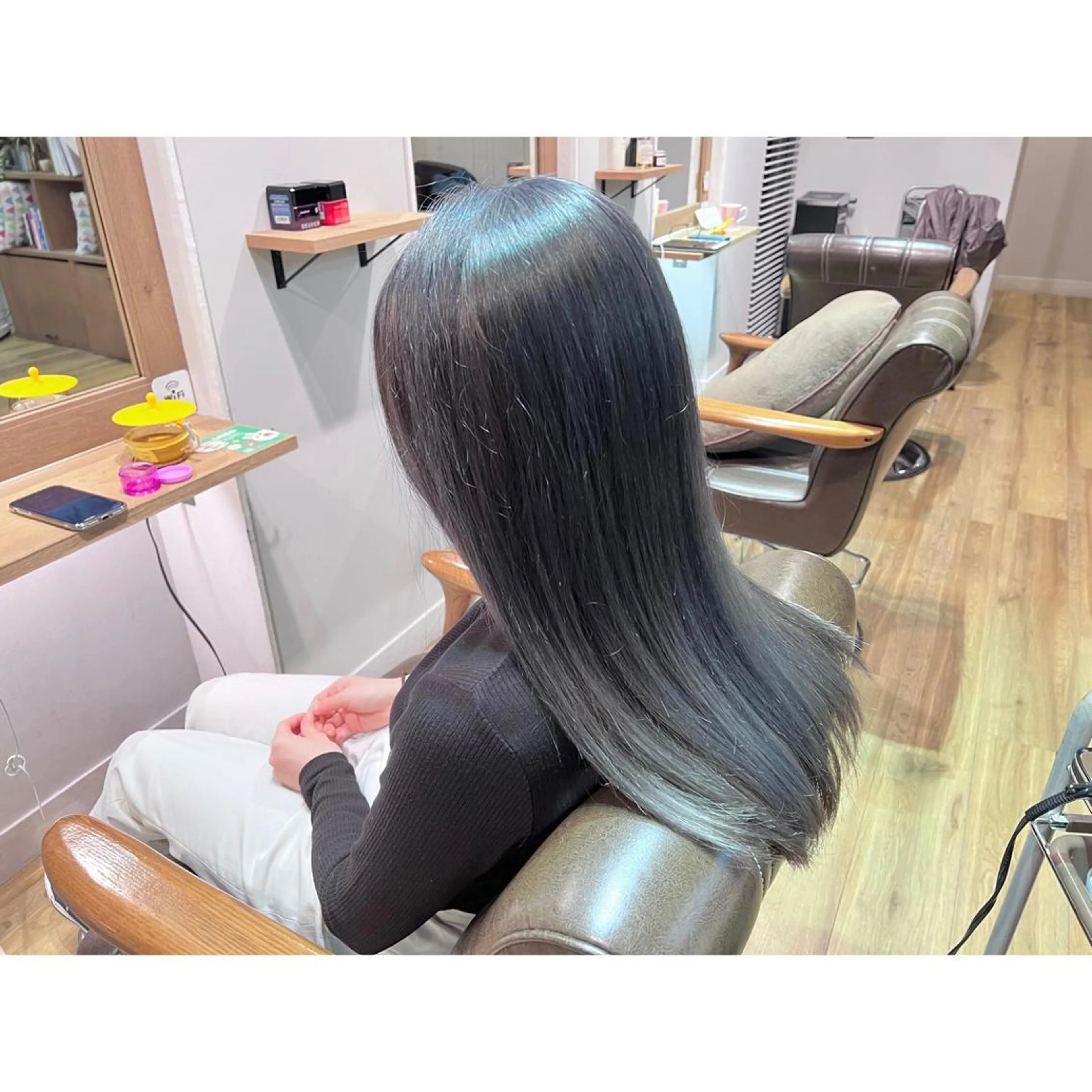 ロング カラー シルバー ヘアカラー トリートメント ツキダテ ユイのヘアスタイル