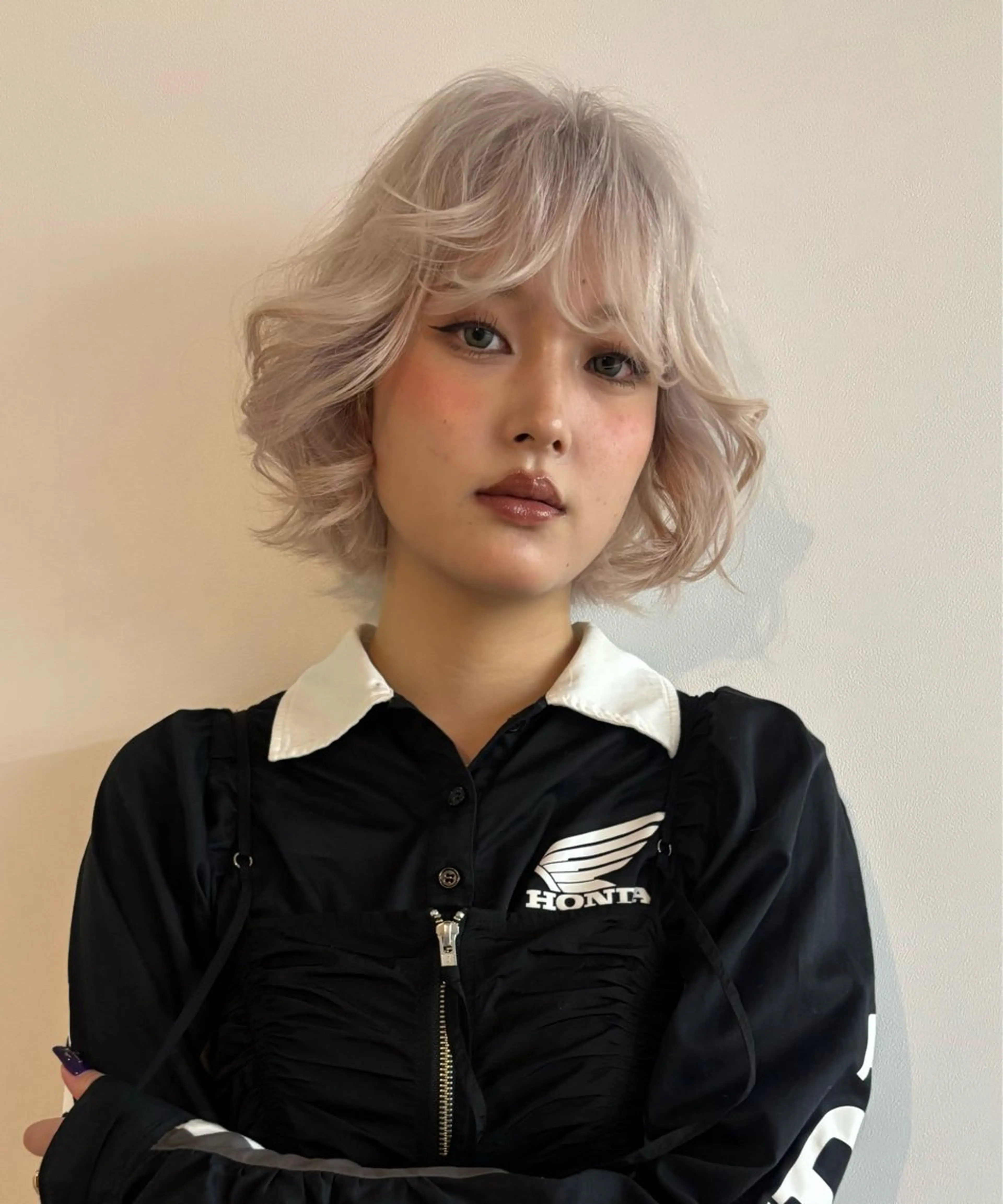 ショート カット ヘアカラー siki所属・momo/ ハイトーン/ベージュのヘアスタイル