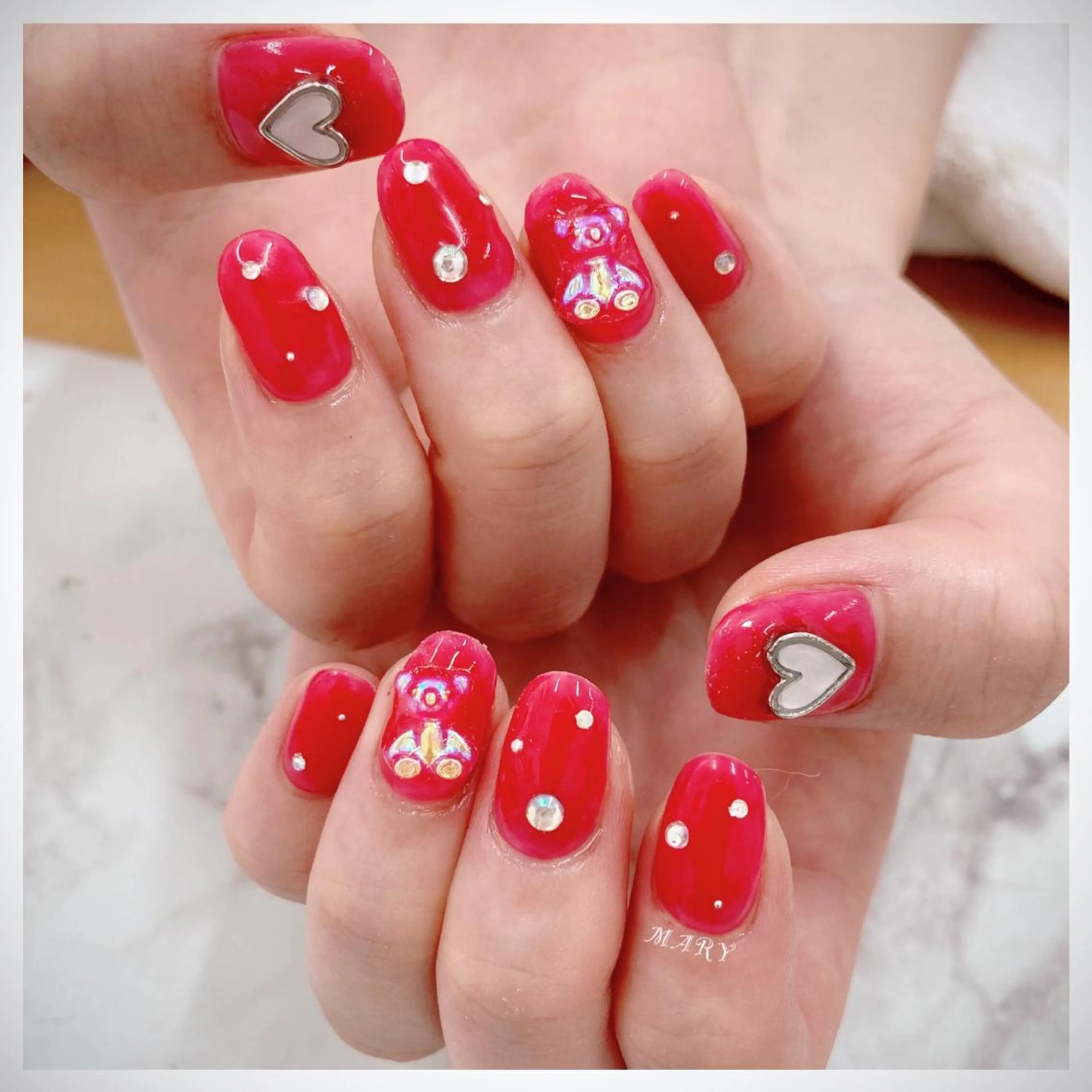 ネイル ハート ニュアンスネイル 赤色 ハンドネイル Mary nail .narumiのネイルデザイン