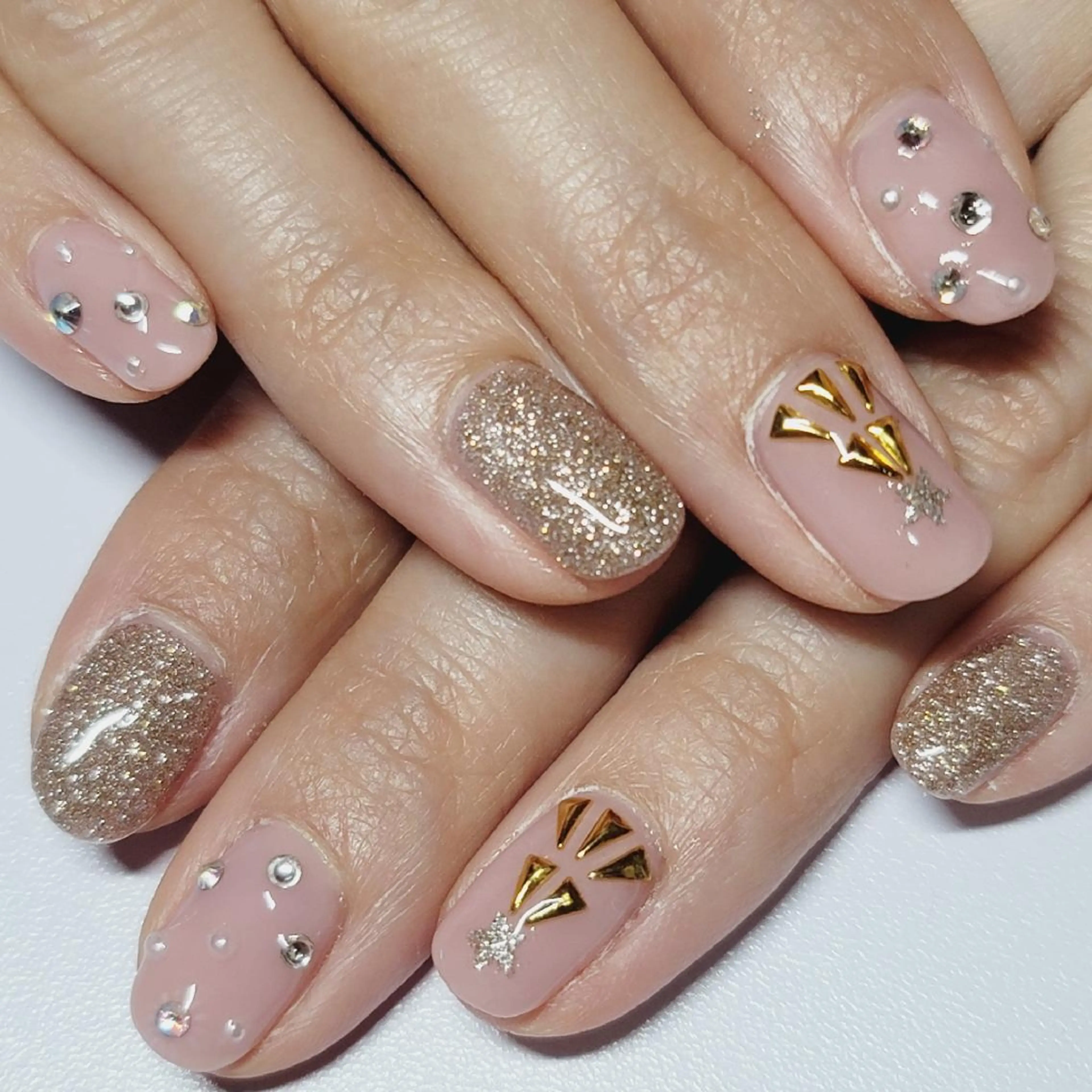 ネイル アートネイル ゴールド ラメ(グリッター) ピンク ピンクベージュ ハンドネイル よしだ ひろきのネイルデザイン