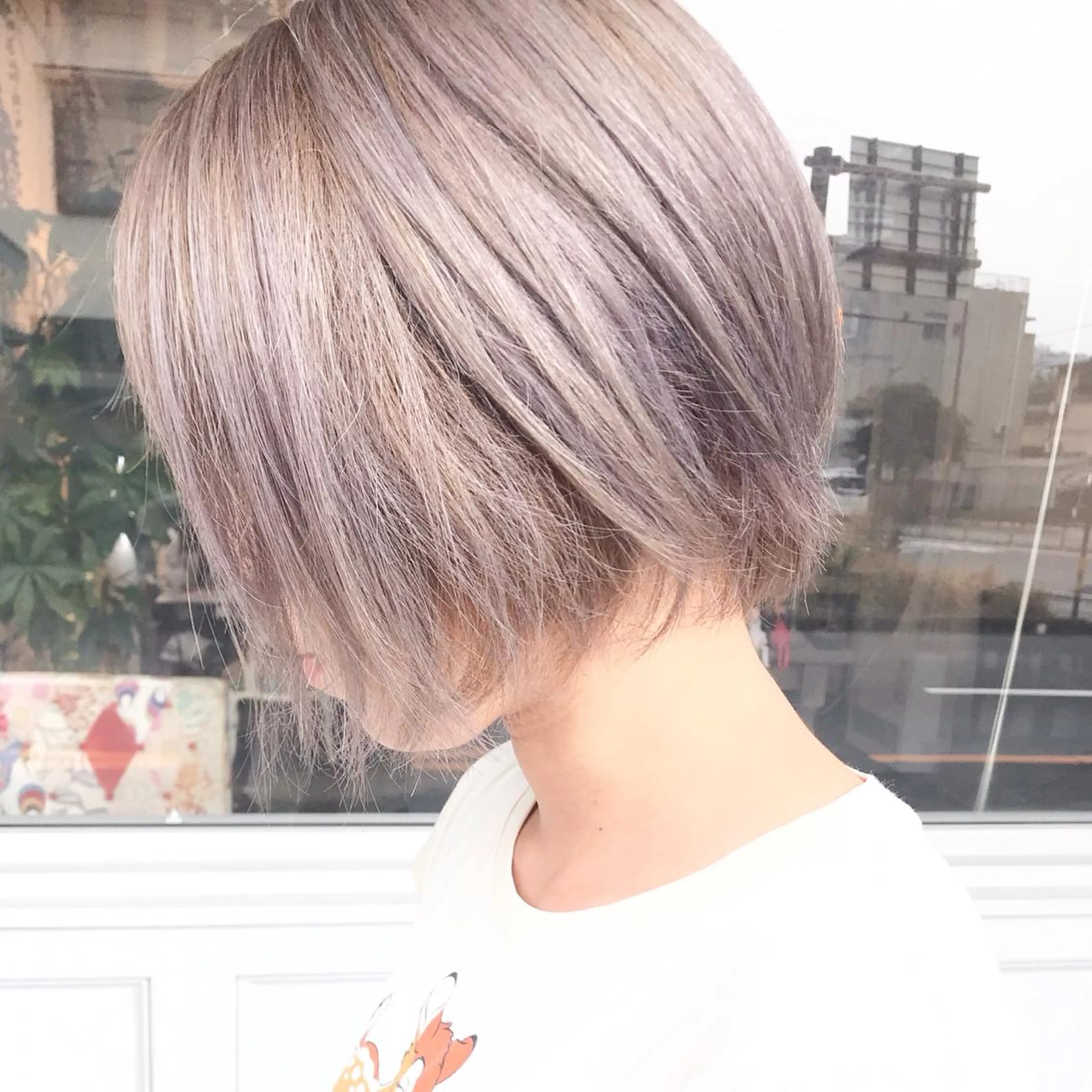ミディアム カラー ヘアアレンジ お団子ヘア 切りっぱなしボブ バレイヤージュ ブリーチ デザインカラー Mariana/ 鶴原-ハイライトのヘアスタイル