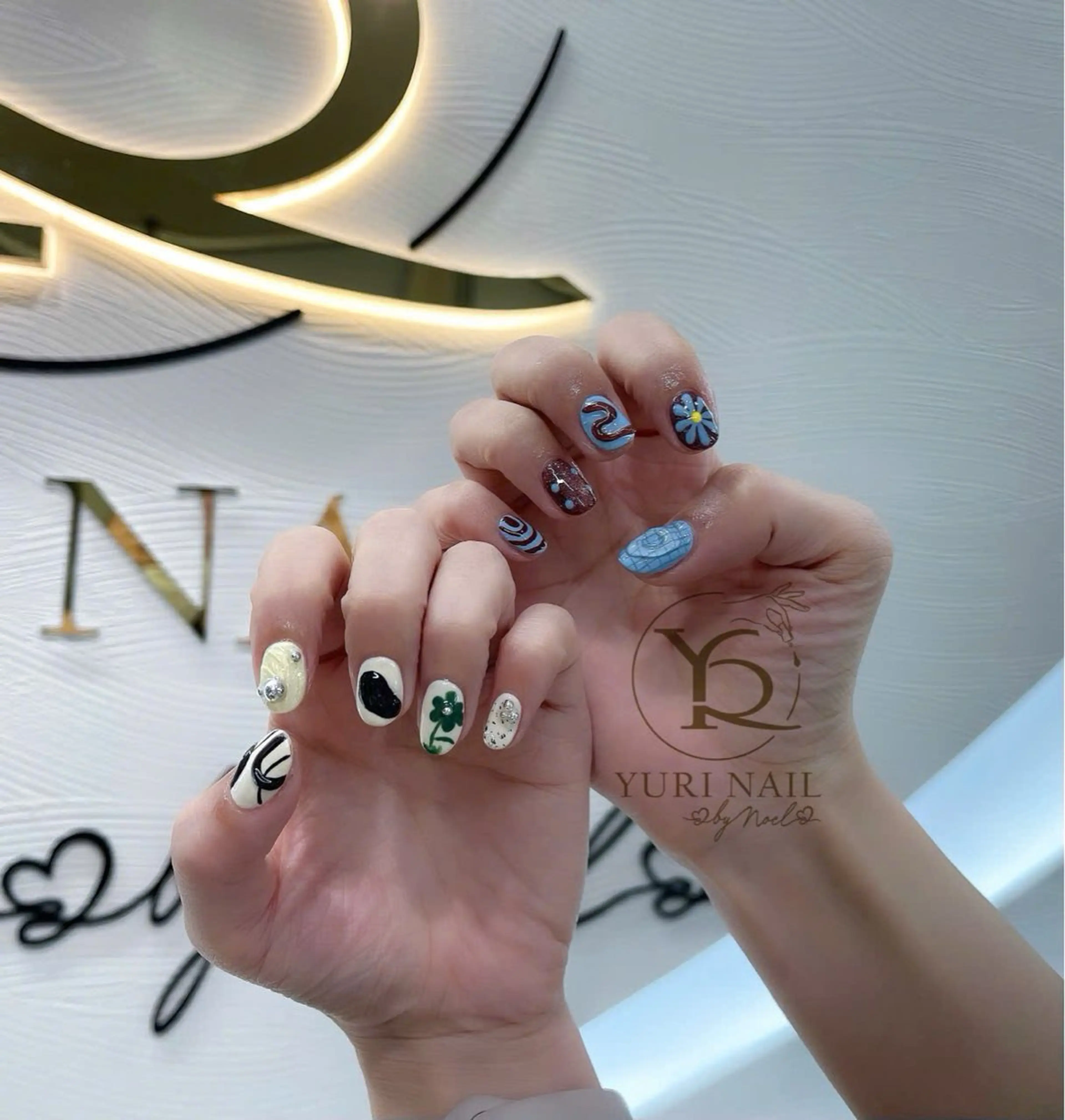 ネイル オーロラネイル ブルー チークネイル フットネイル フレンチネイル ハンドネイル フットネイル ハンドケア YURI Nail NARITAのネイルデザイン