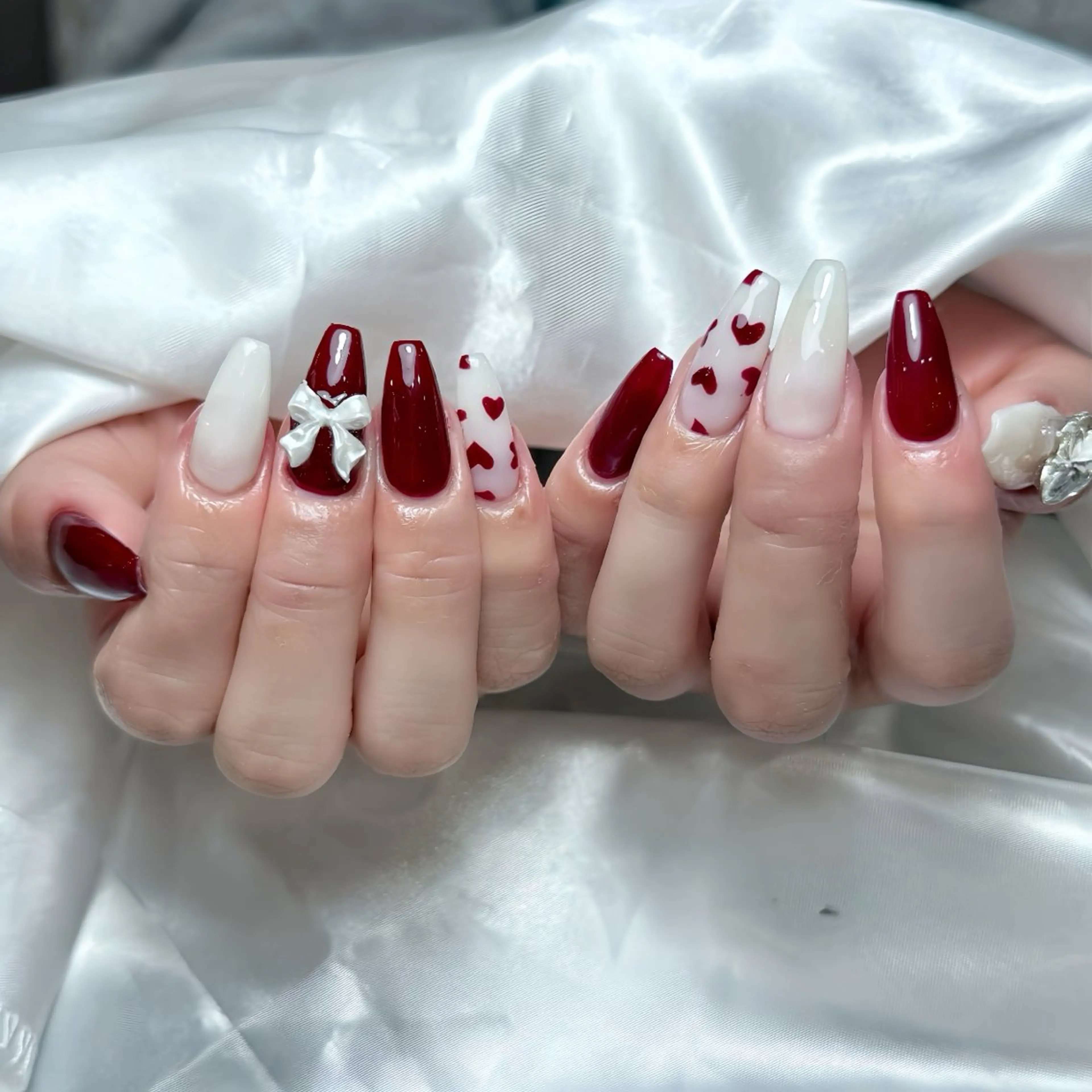 ネイル ボルドー フレンチネイル グラデーション キラキラネイル 韓国ネイル ハンドネイル Rin Nail 新大久保店のネイルデザイン