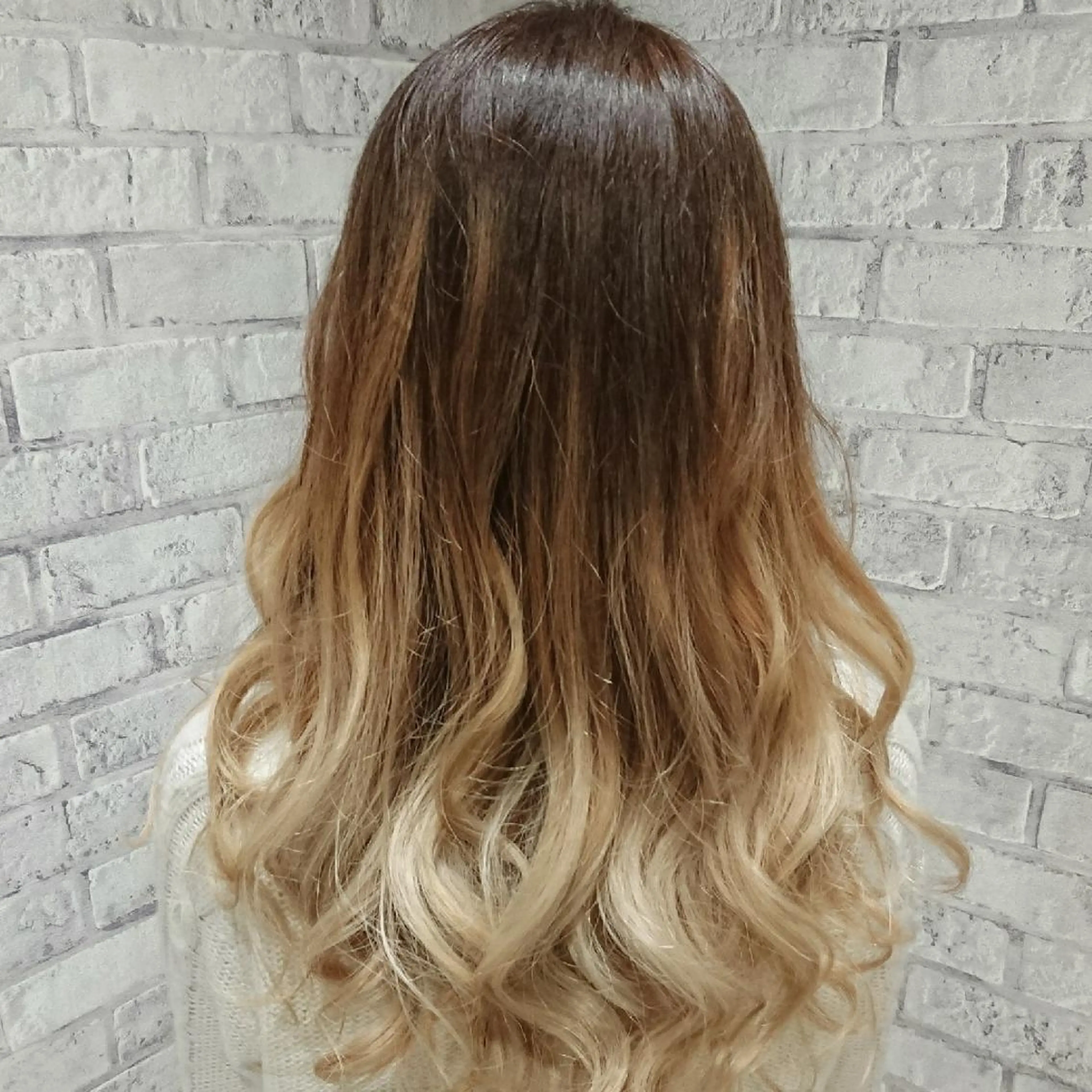 セミロング カラー ブロンド グラデーションカラー カット ヘアカラー トリートメント 秋山 幸太のヘアスタイル