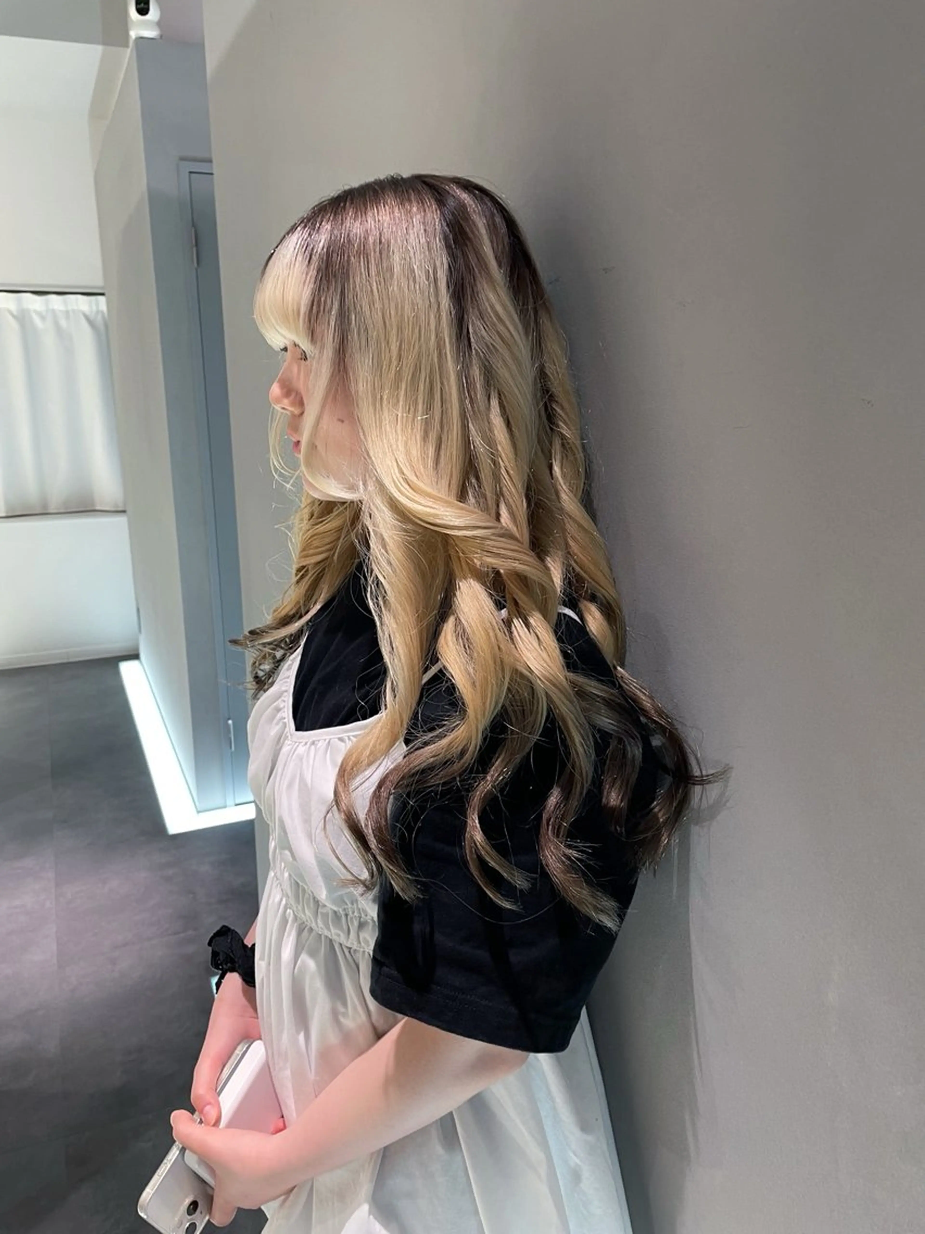 ロング カラー 抜きっぱなしブロンド 佐野 えり奈のヘアスタイル