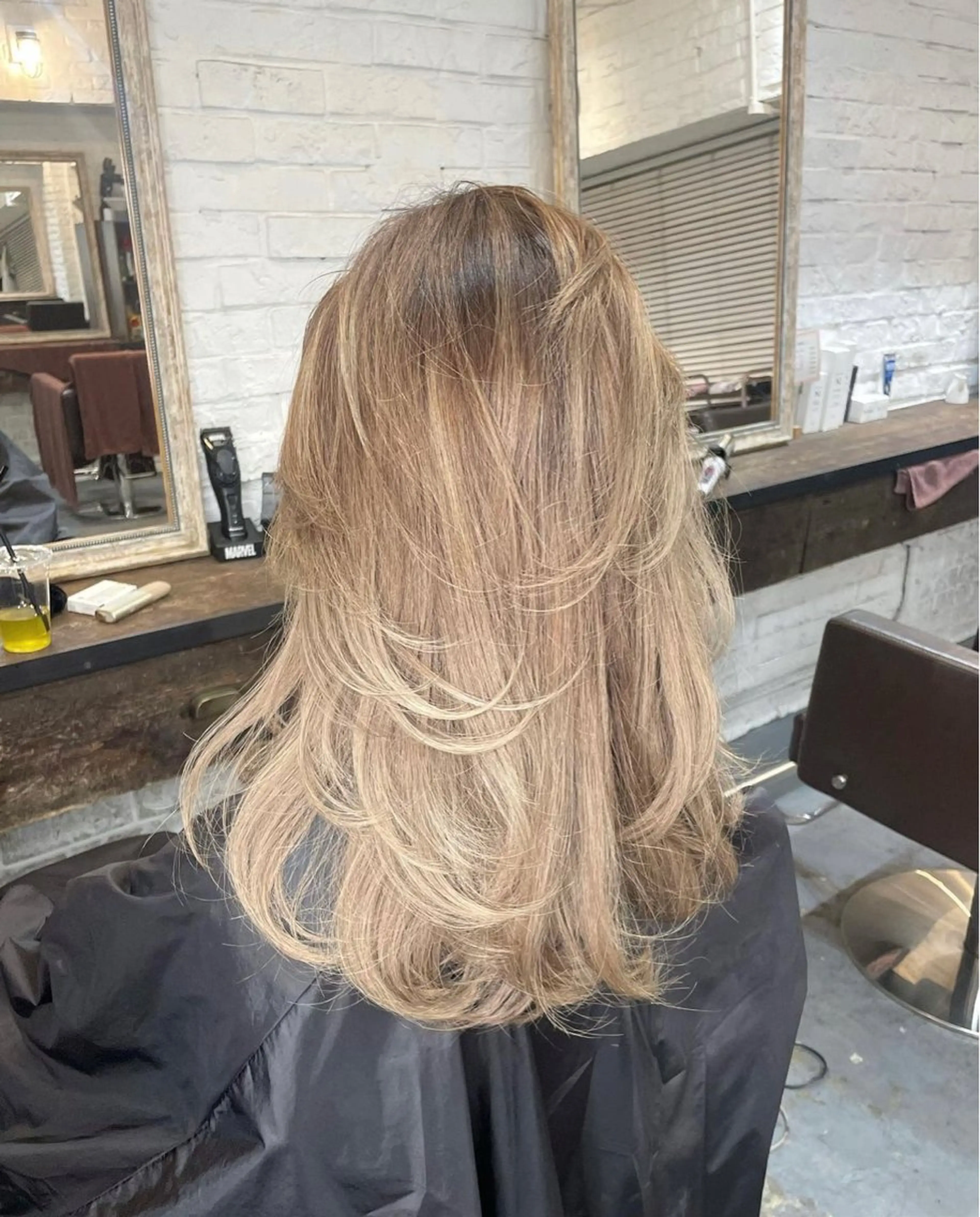 セミロング カラー ベージュカラー ブロンド ブロンドベージュ ハイライトカラー ハイライト RINA ブリーチ / 海外レイヤーのヘアスタイル