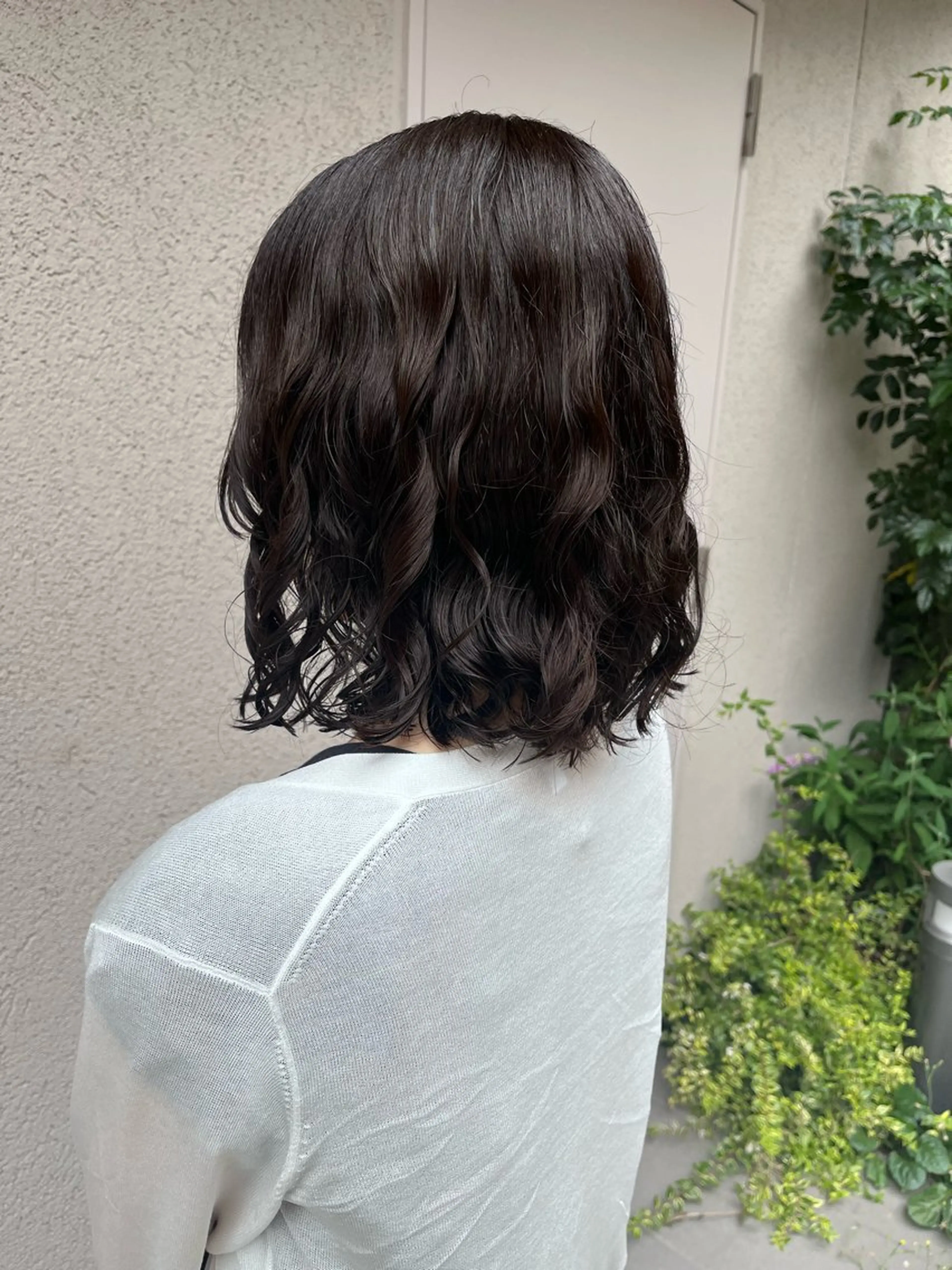 ミディアム パーマ 曲がる縮毛矯正 センターパートのヘアスタイル