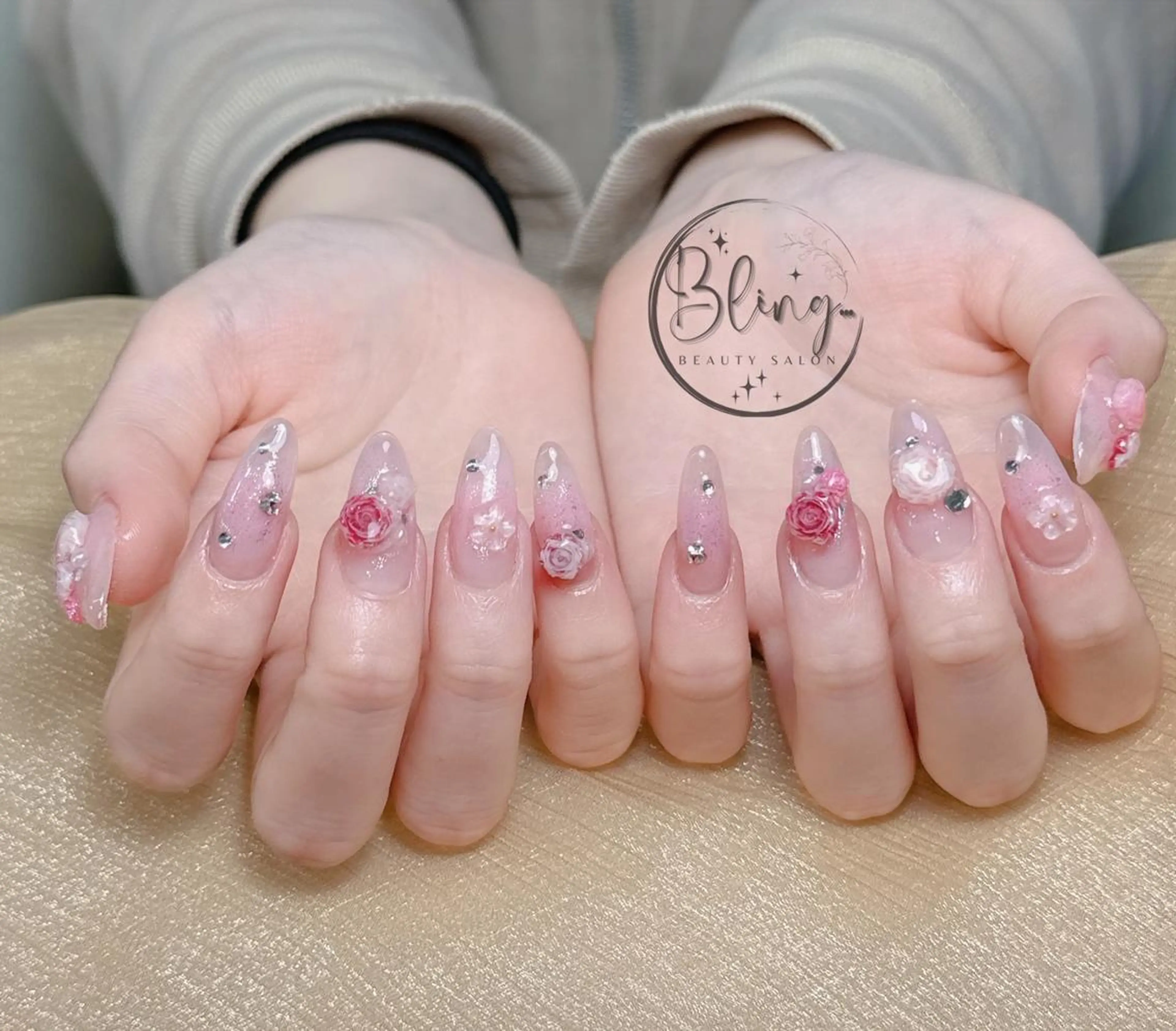 ロング カラー ベージュカラー グラデーションカラー ピンクカラー 韓国風ヘア ハンドネイル Bling Salonのネイルデザイン