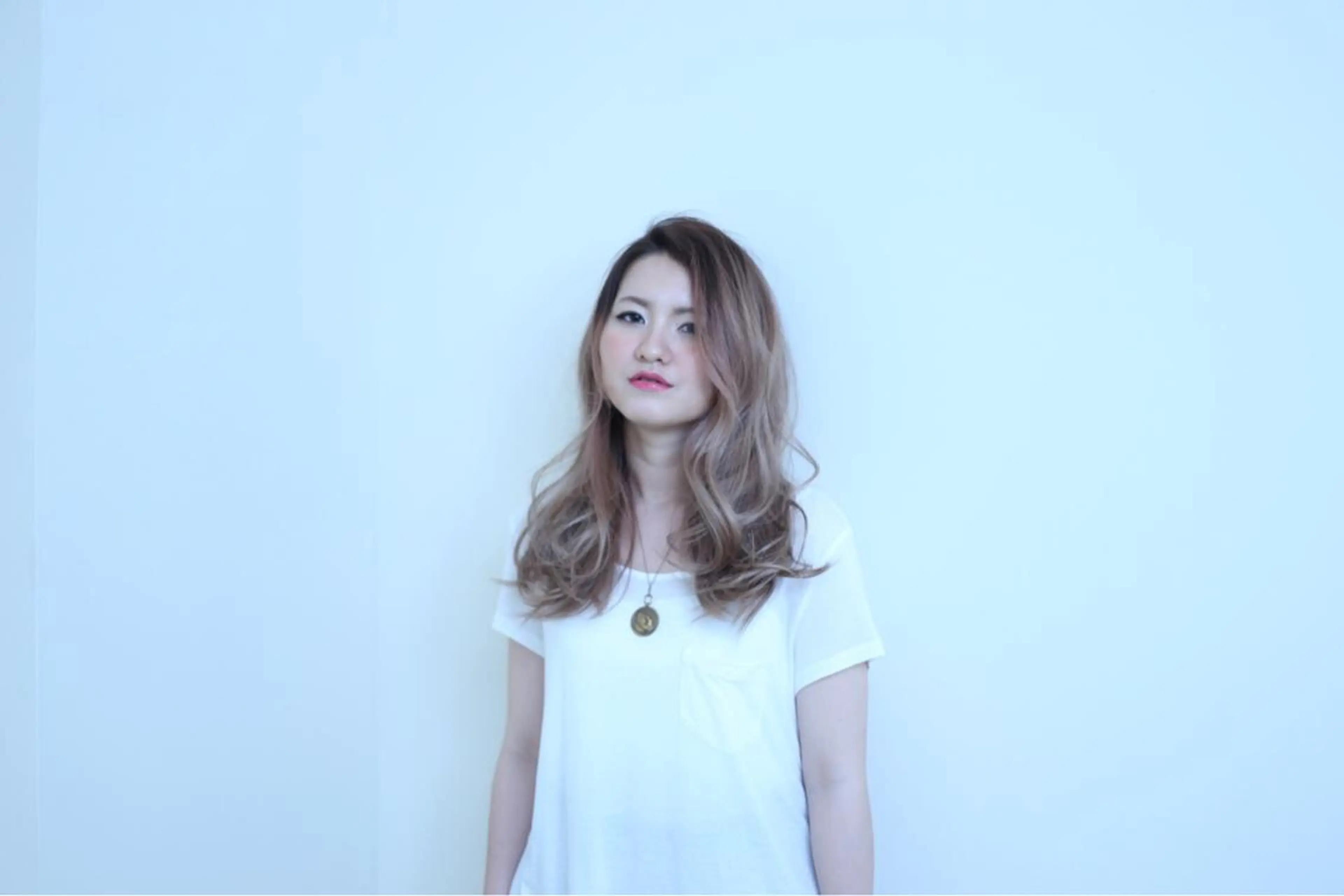 ロング カラー パーマ ハイトーンカラー 外国人風カラー ヘアカラー TAI透明カラー 柔らかい縮毛矯正のヘアスタイル