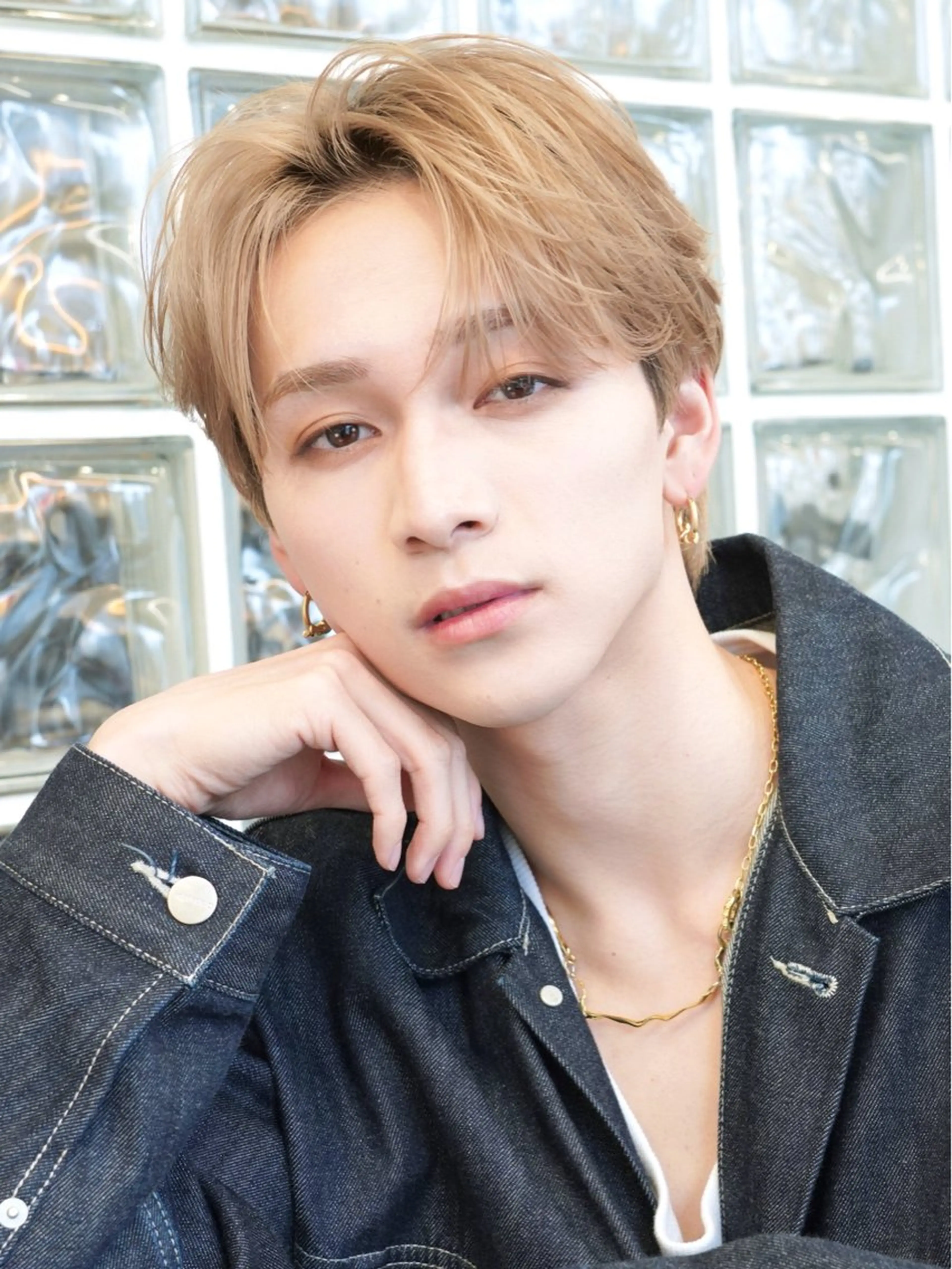 ショート カラー メンズ メンズブリーチ センターパート メンズハイトーン メンズ韓国風 学生（メンズ向け） ヘアカラー フェザーショート/ メンズカラー/龍稀のヘアスタイル