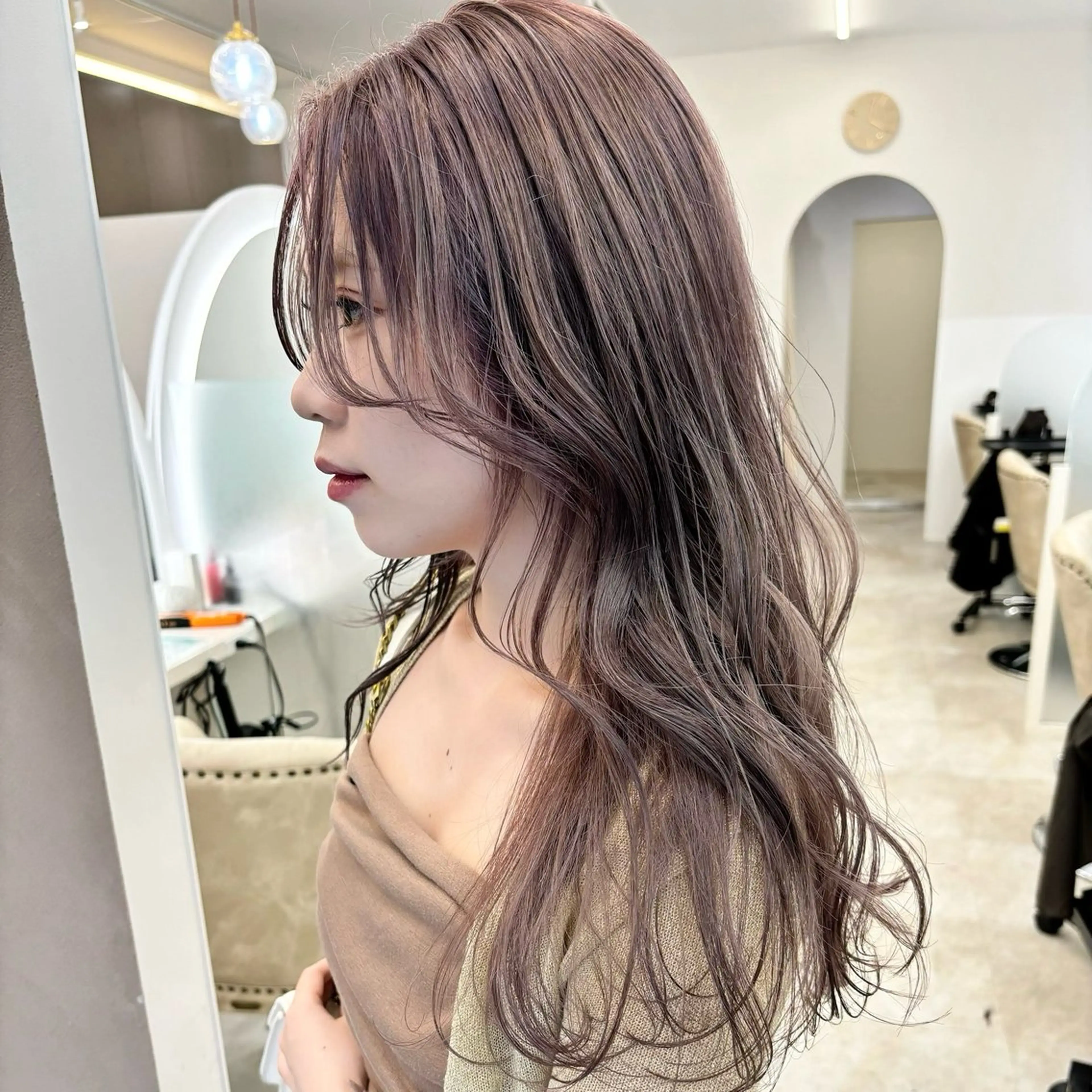 ロング カラー ベージュカラー ブリーチ ケアブリーチ 透明感カラー ミルクティーベージュ カット ヘアカラー トリートメント 顔まわり／髪質改 善／白髪ぼかし／中山のヘアスタイル