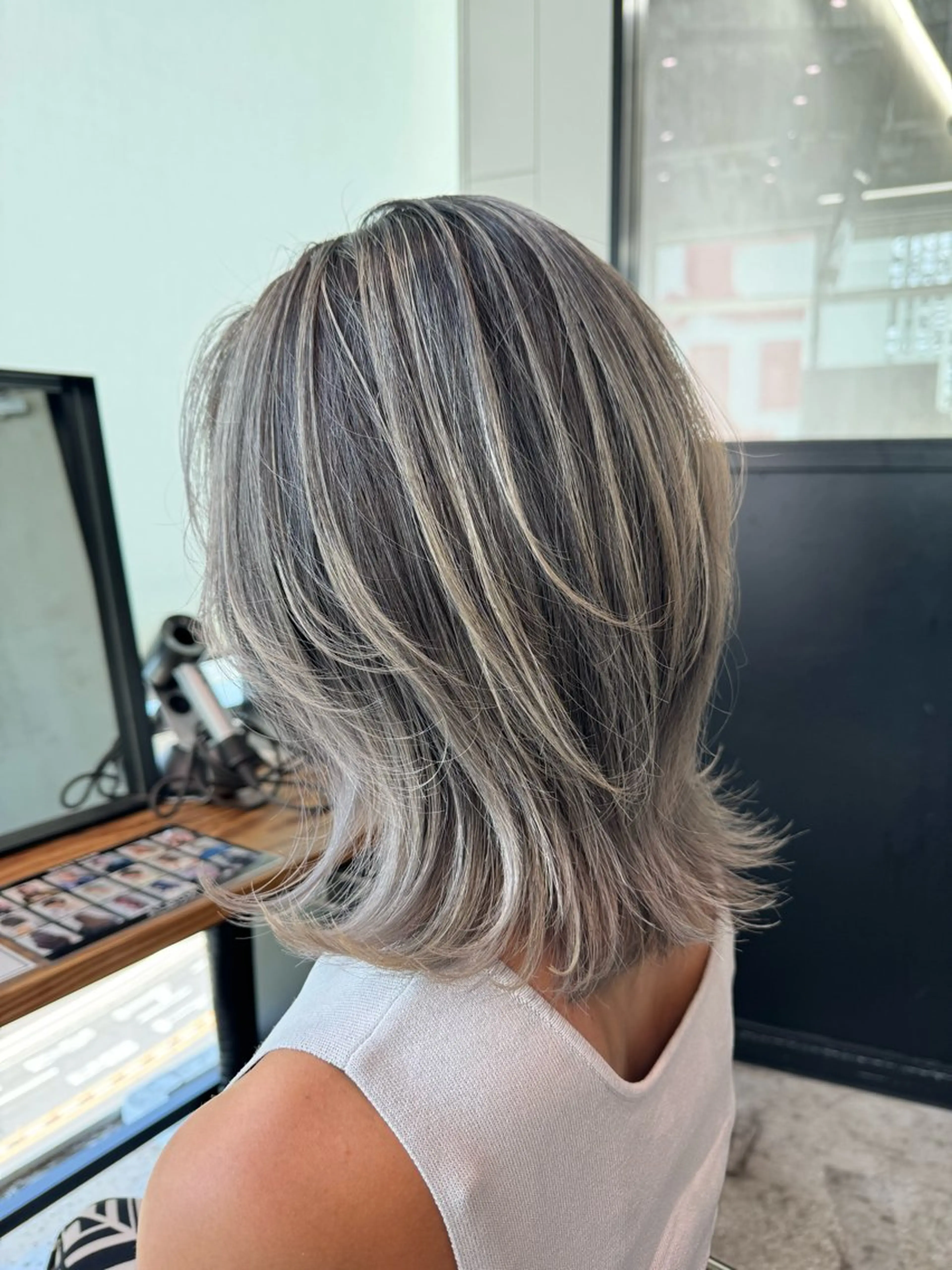 セミロング カラー バレイヤージュ レイヤーカット 金丸 弘大✨のヘアスタイル